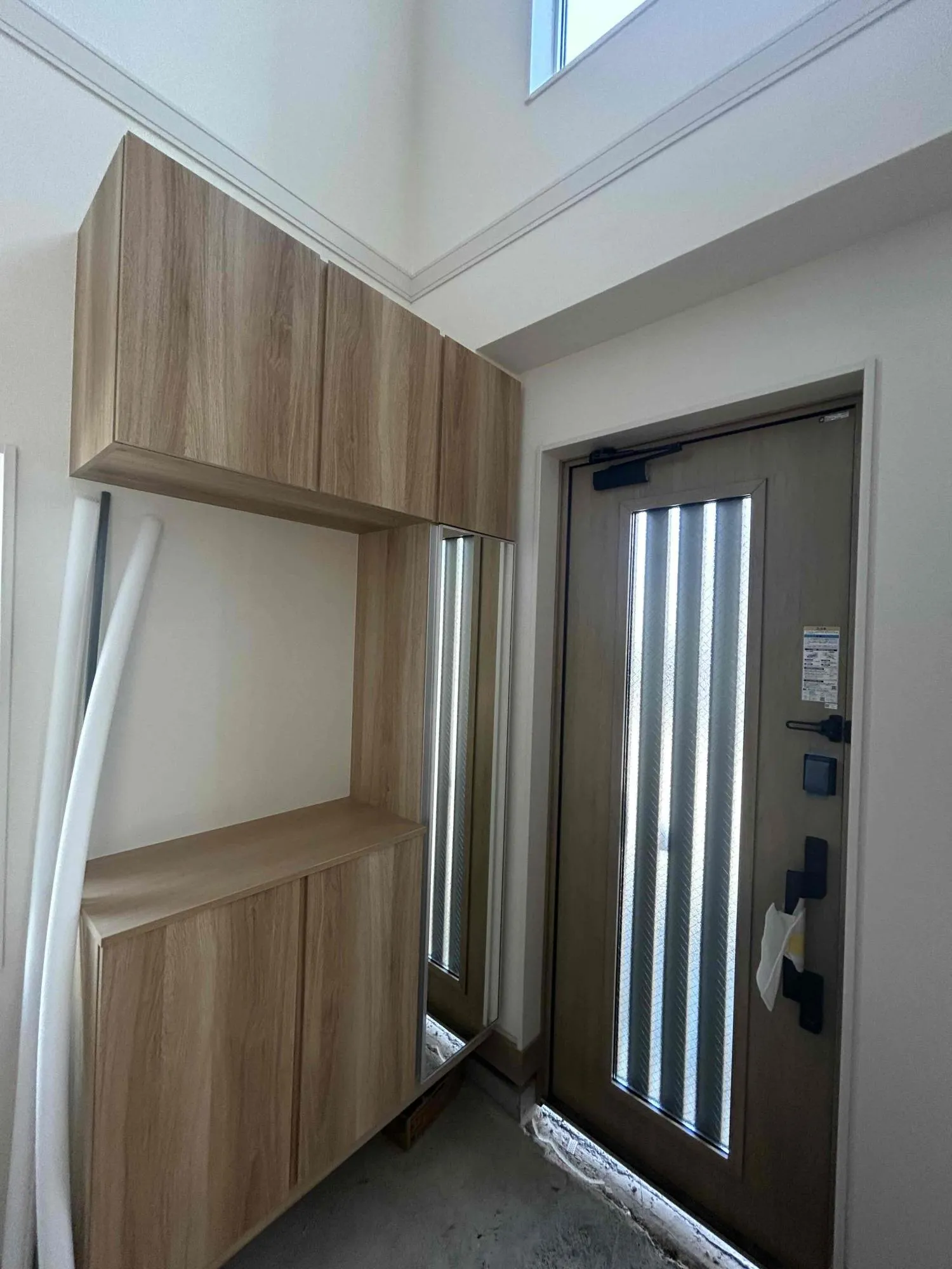 玄関収納(2026年3月撮影)
玄関収納は多くの靴(50足)を収納できる大きさです!全身鏡もついているのでお出かけ前の身だしなみチェックもばっちりです!