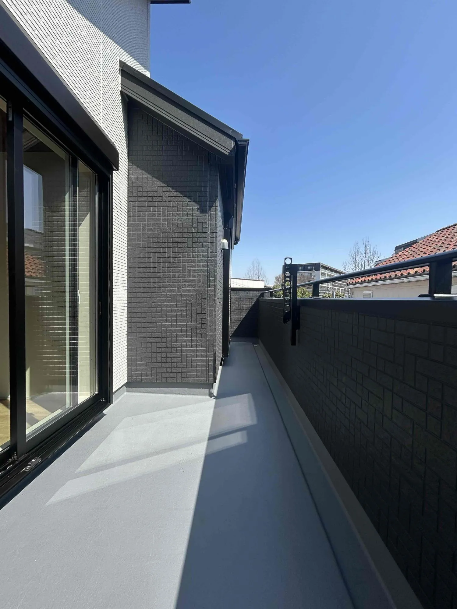 バルコニー(2026年3月撮影)
日当たり良好なのはもちろん、主寝室・洋室の2つの窓から出られる仕様は嬉しいとお客
様から言われます。また、広くバルコニーを取っているので洗濯物を干すのも楽です。