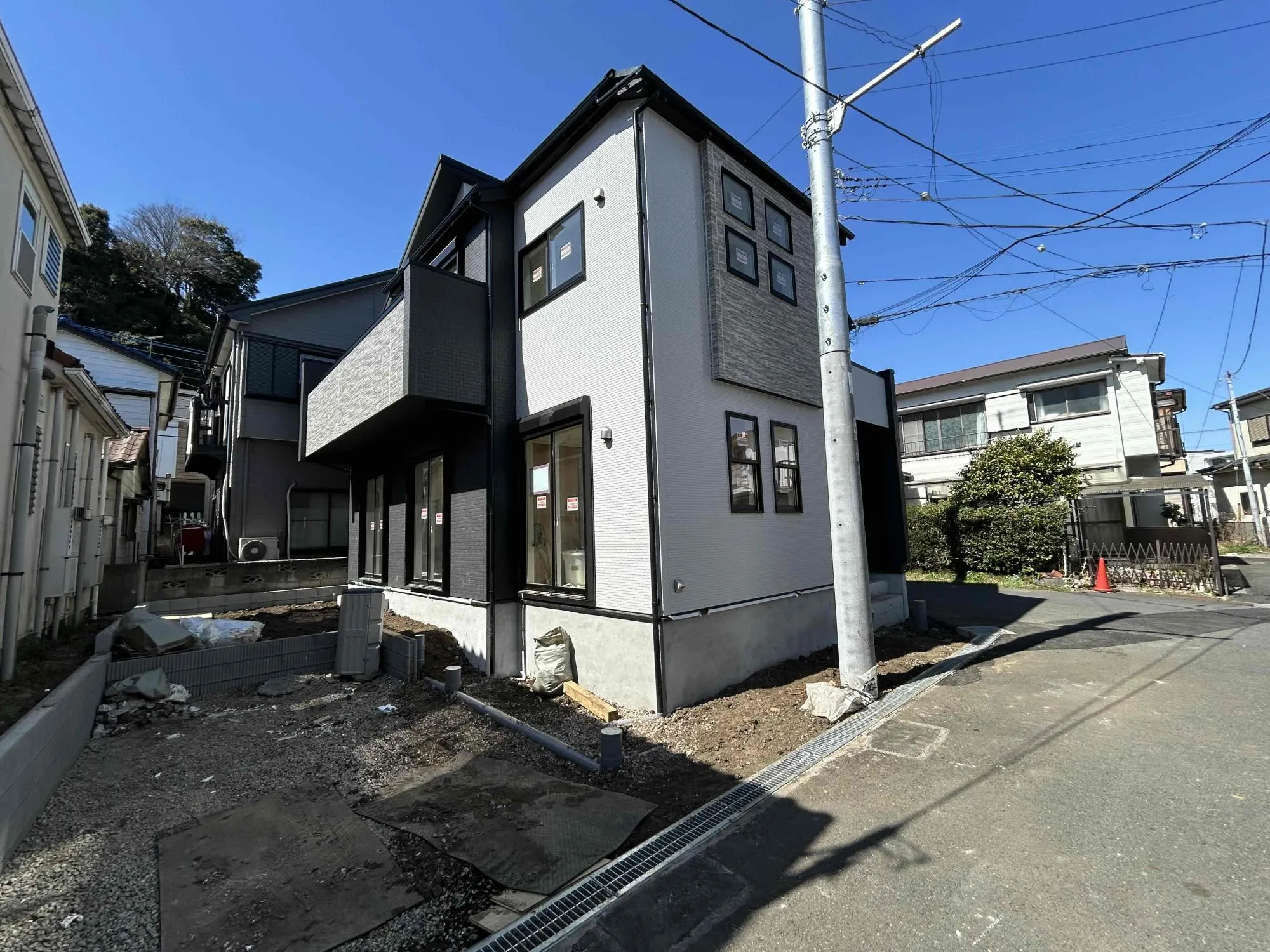 販売現地(2026年3月撮影)
南側は庭と駐車場になっており室内には明るい日差しが入ってきます♪