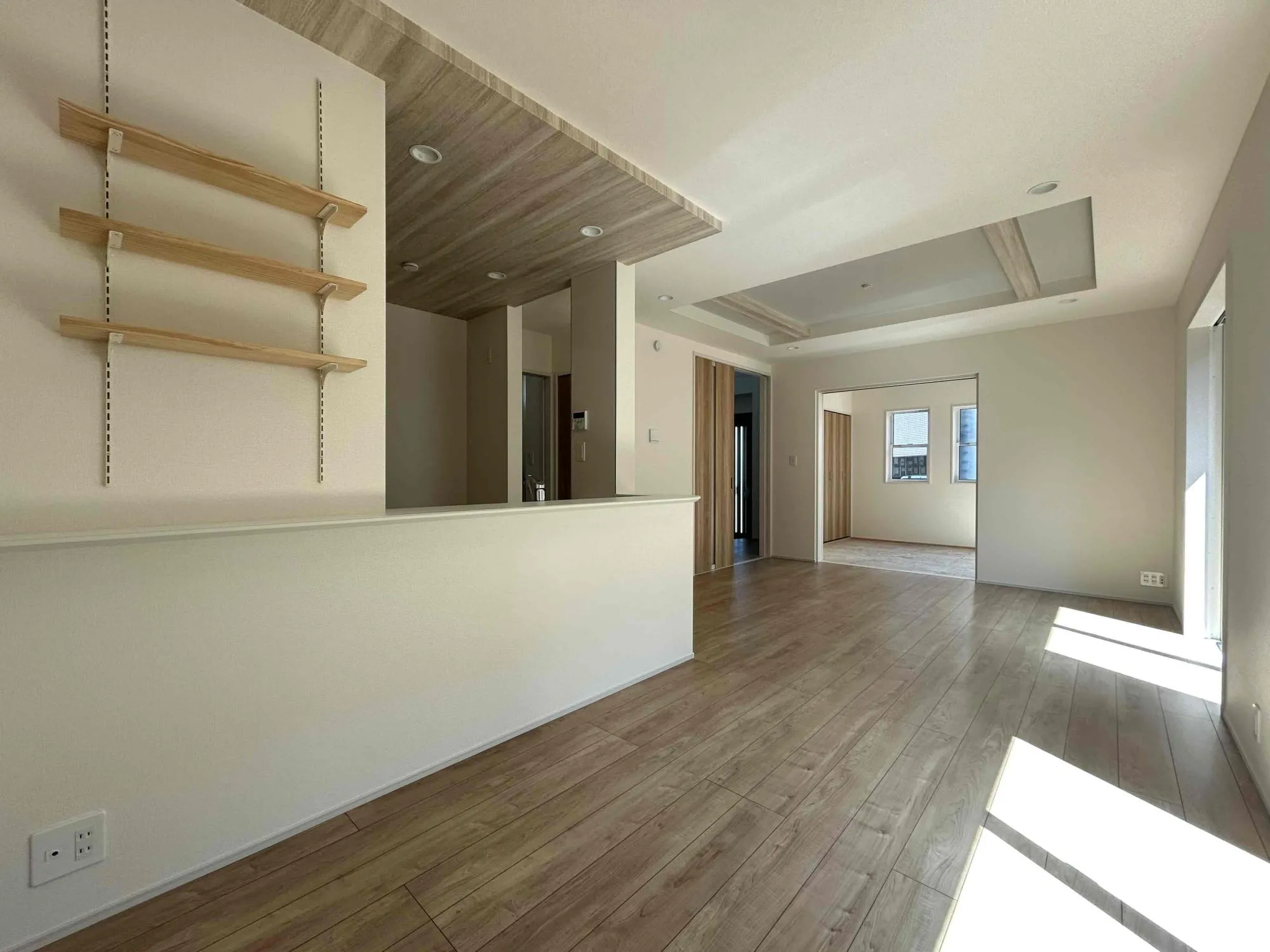 LDK(2026年3月撮影)
広々とした16.0帖のLDK。南向きにあるため日当たりは良好。日中は電気をつけなくても明るい空間になっております。