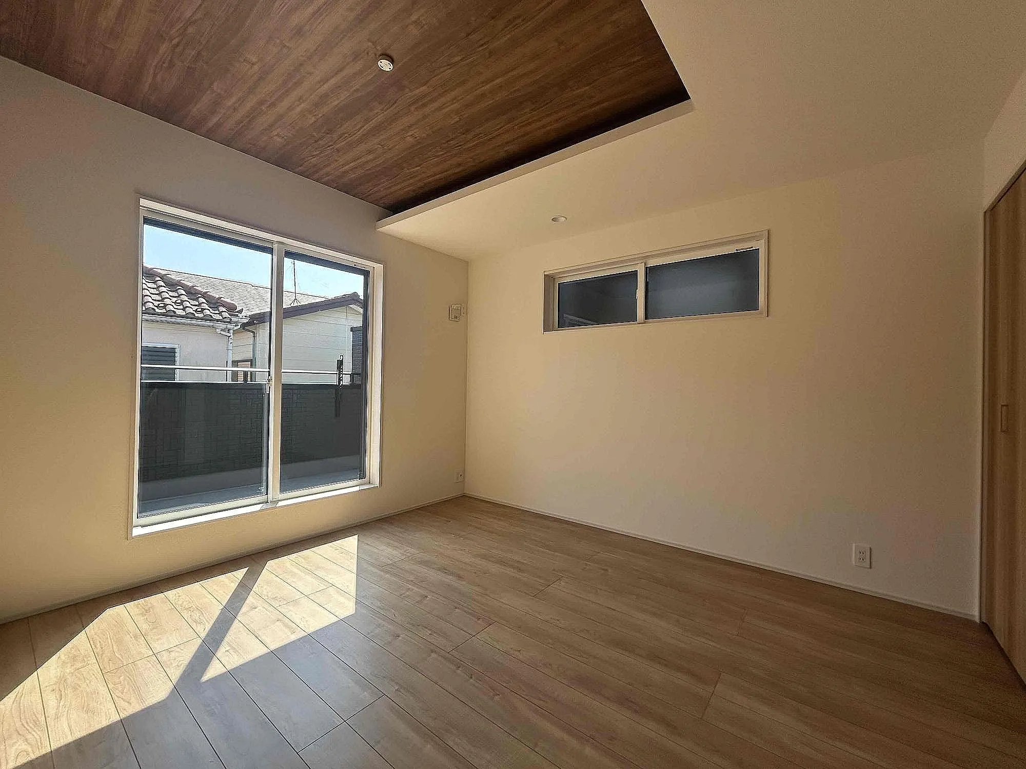 主寝室(2026年3月撮影)
バルコニーに面したレイアウトで、心地よい光と風を感じられる空間に。7畳超の主寝室は大きなクローゼットを備えており、収納力も十分です