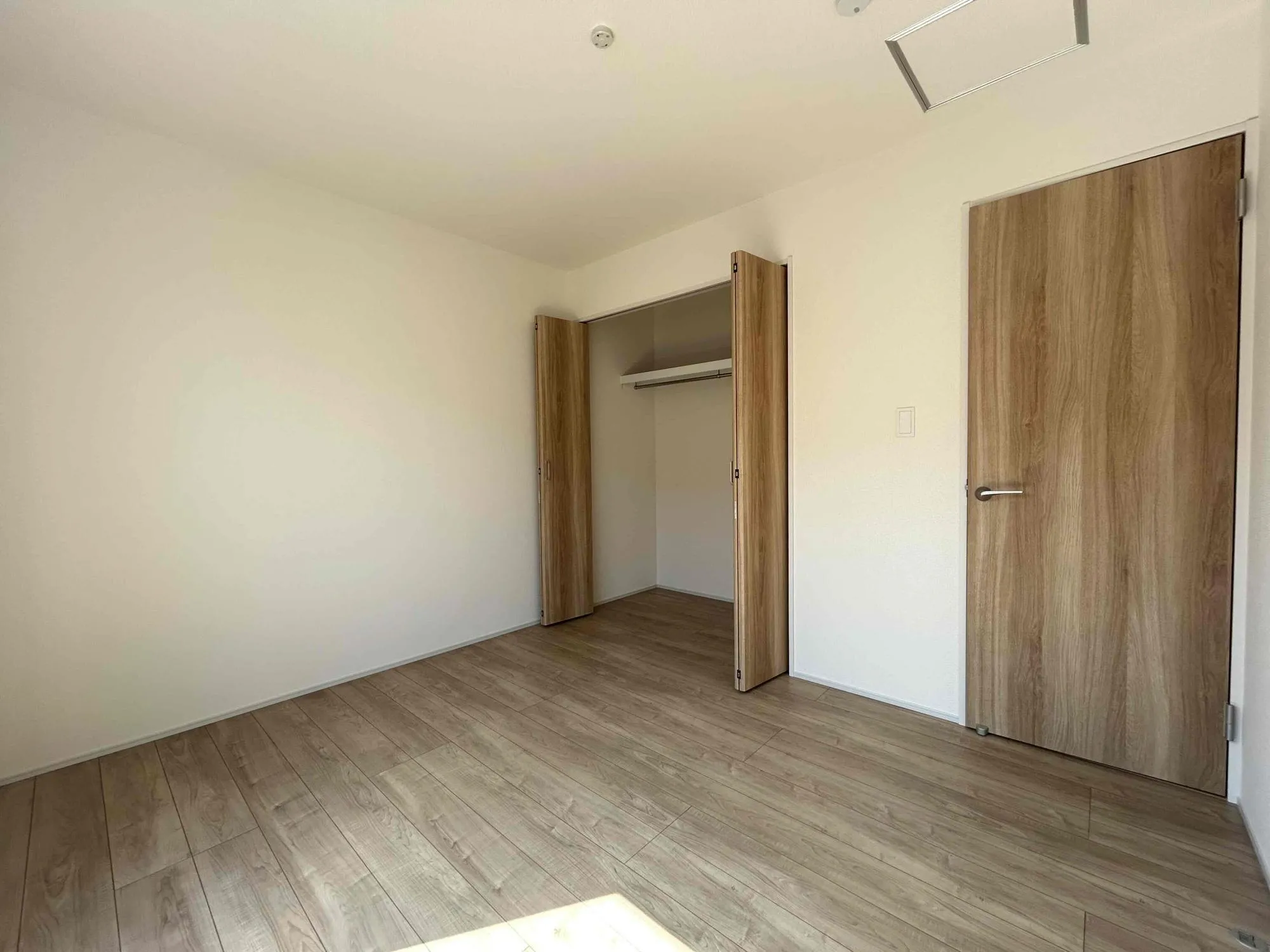 洋室5.25帖(2026年3月撮影)
全居室収納付きなのでとても便利な仕様です♪お洋服がたくさんのご家族も安心です。