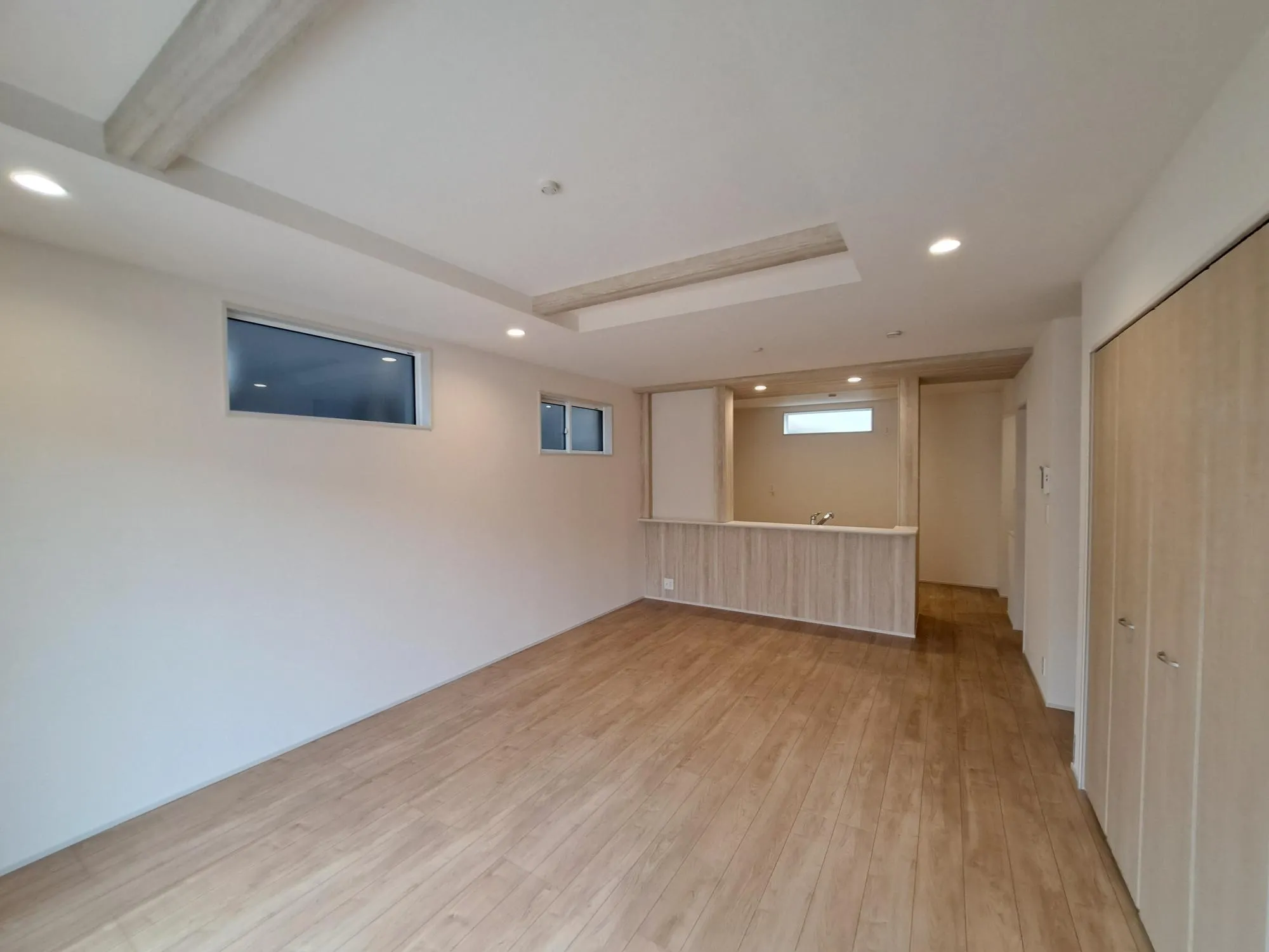 リビングにはアクセントクロスを配置しています☆落ち着いたお部屋の雰囲気をつく上げています♪