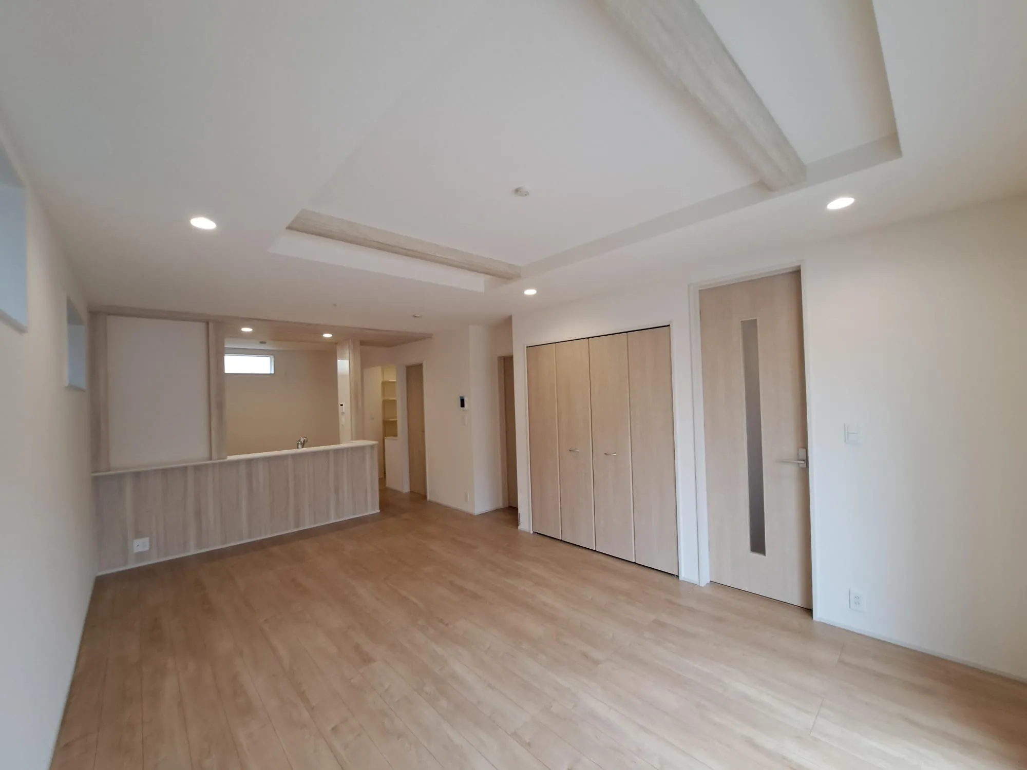 収納があったり、折上天井があったりと、機能的で素敵なリビングに仕上がりました☆日差しは十分に取り込んでます♪