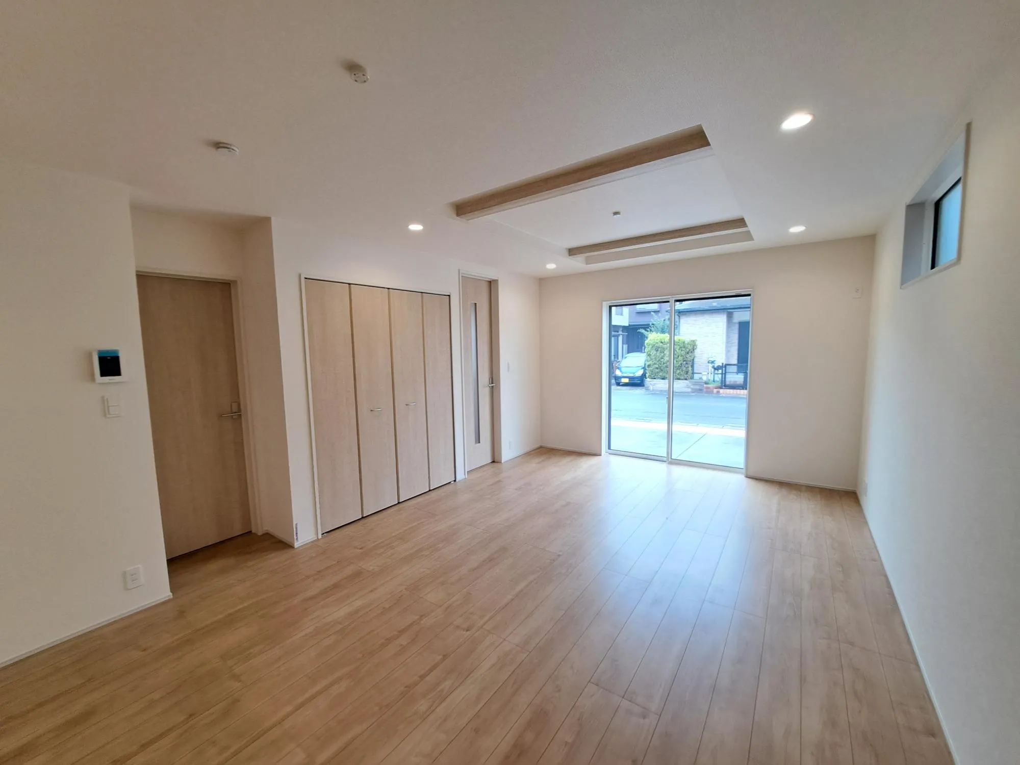 明るい光が差し込む、開放感のあるリビングスペース!家族みんなでゆったりとくつろげる心地よい空間となっております!