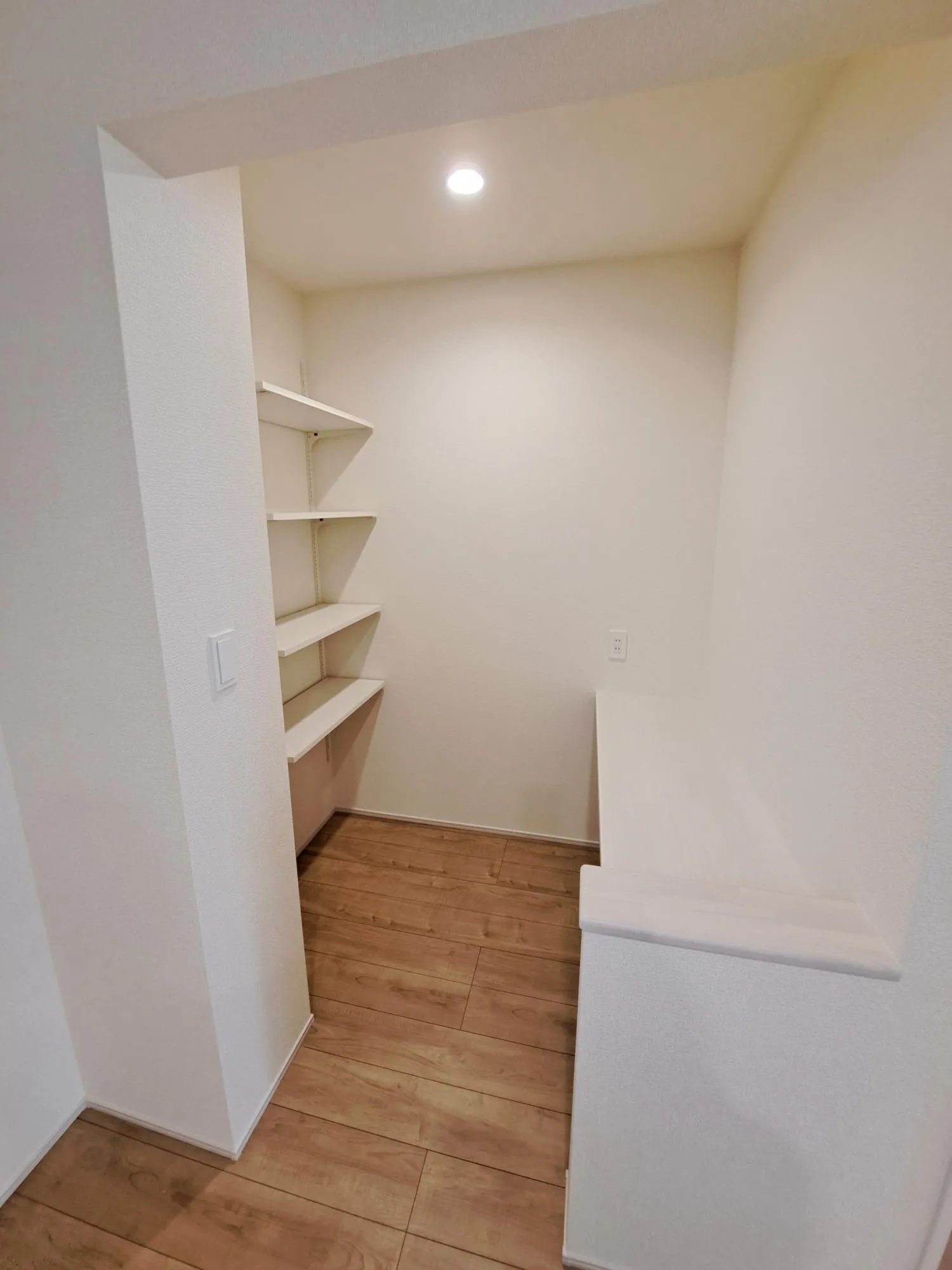 収納力のあるパントリーで。キッチンまわりもすっきり整理できます☆