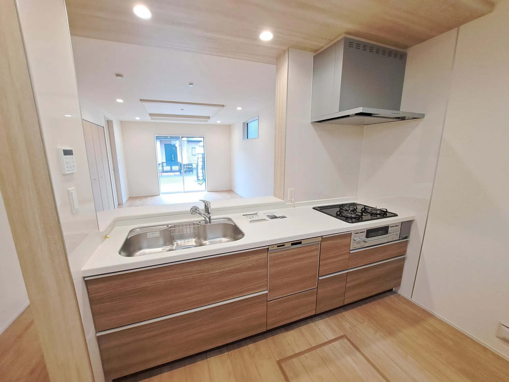 ママさんに人気のある対面キッチン♪大きなフライパン等も収まる収納力もございます♪