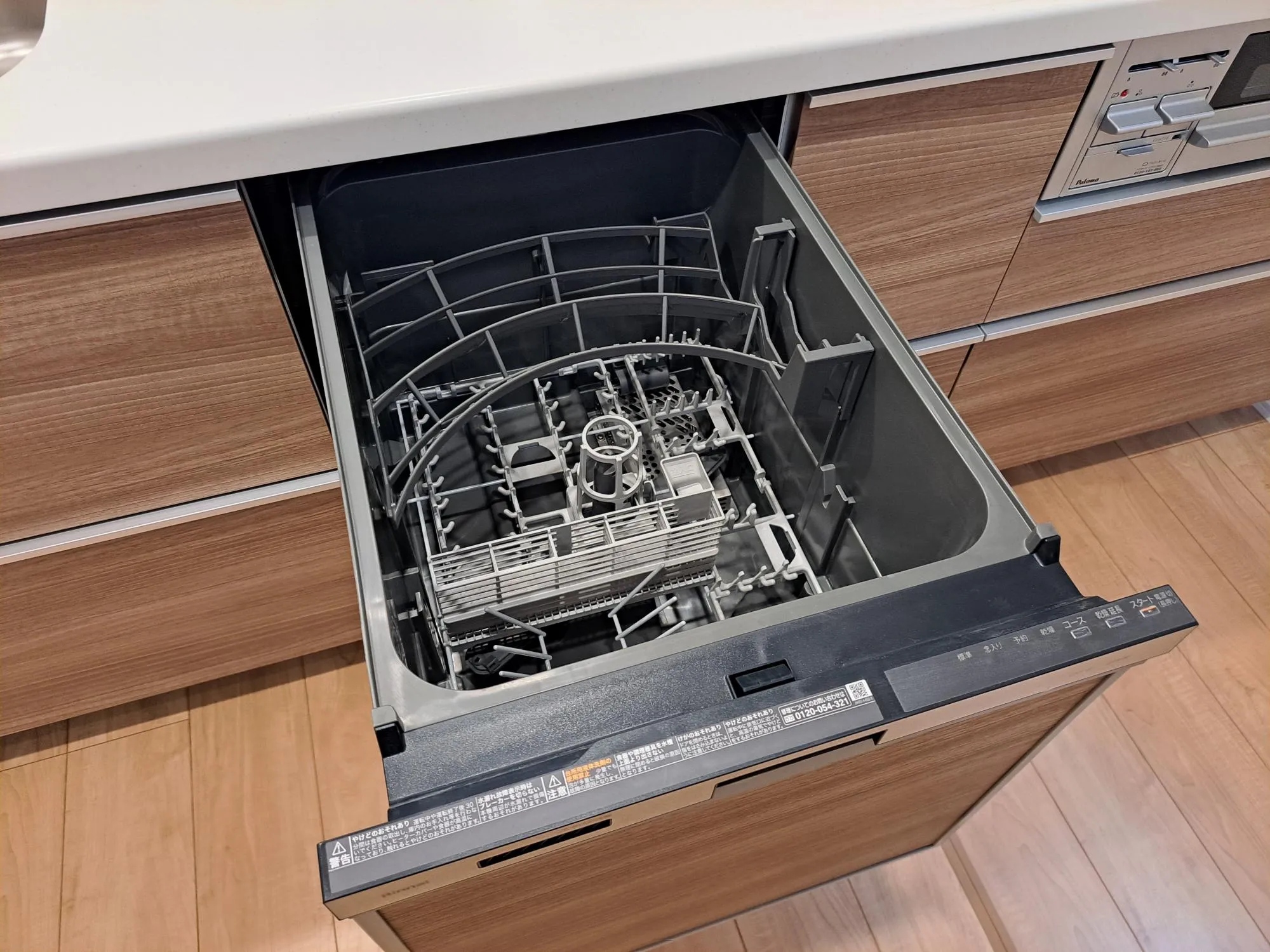 お忙しい奥様に人気のビルトインタイプの食洗器☆忙しい朝や急な来客時にも食器を入れてスイッチをON♪