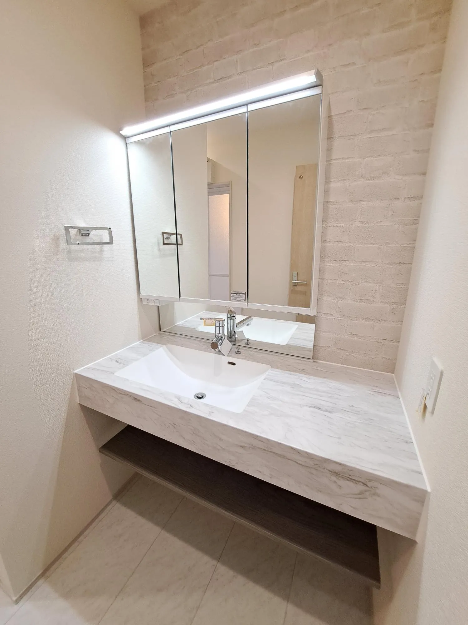 明るく清潔感溢れるサニタリースペース。毎日使う場所だからこそ、快適な空間となっております。