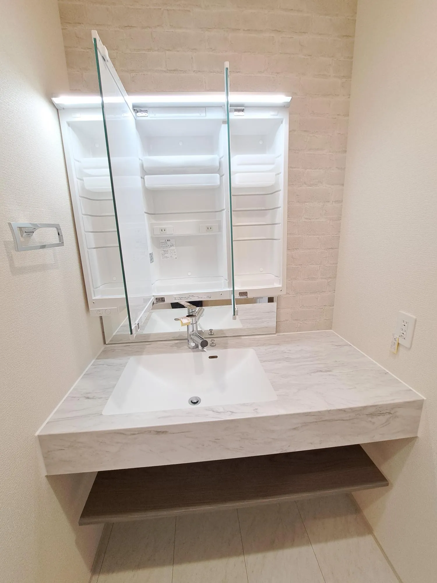 3面鏡仕様の洗面台です!鏡の裏には、歯ブラシ等を収納できるスペースがございます!!
