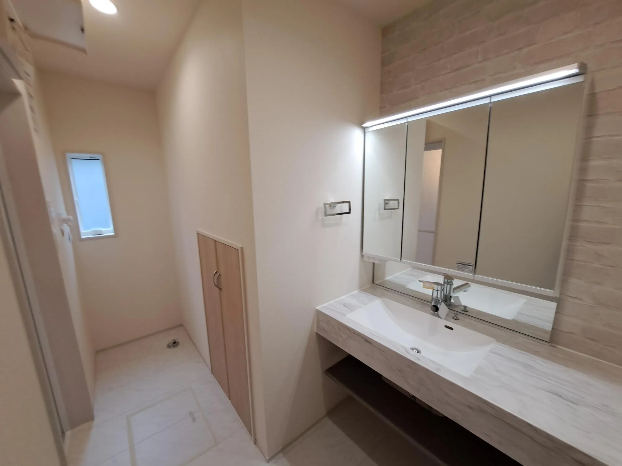 洗面所にも収納スペースがございますので、ちょっとした生活用品等も収納できますね♪