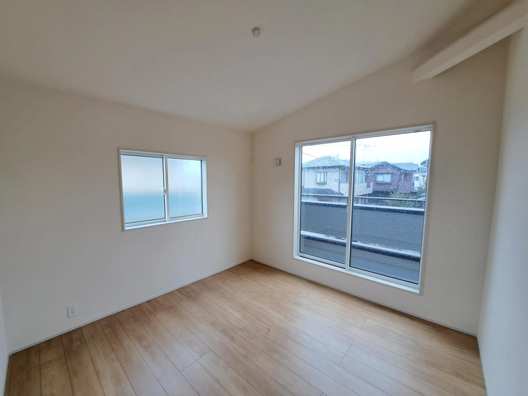 勾配天井になっており、日差しをよりお部屋に取り込める造りになってます♪