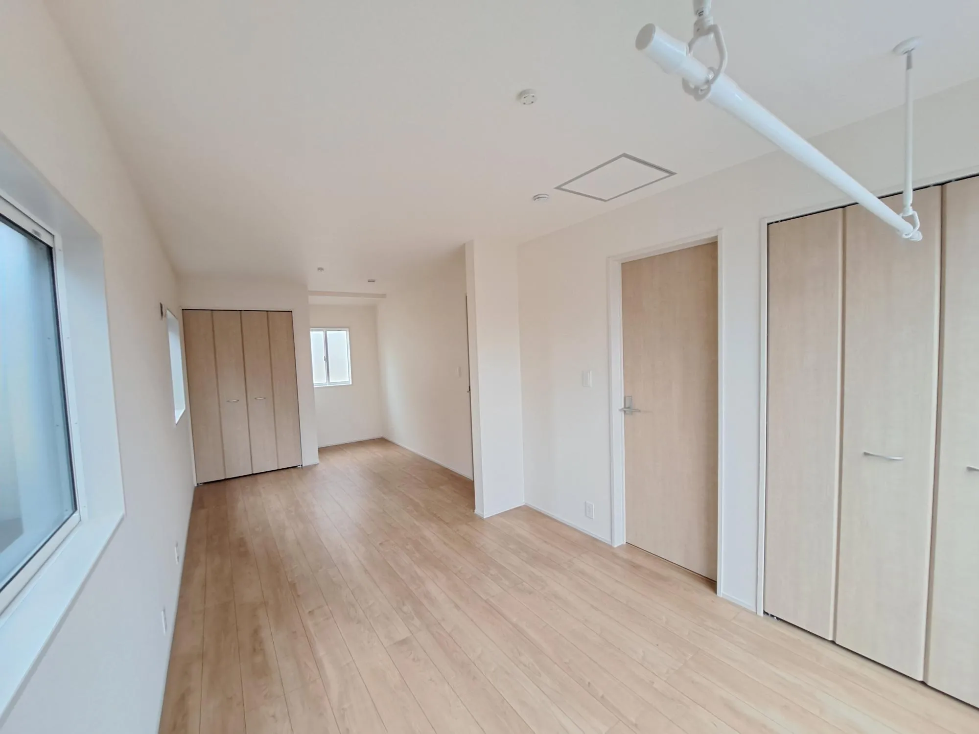 主寝室には窓もたっぷりとつけ、明るいお部屋になりました☆家族の成長に合わせて、分割も出来るようになってます♪(別途工事費用がかかります)