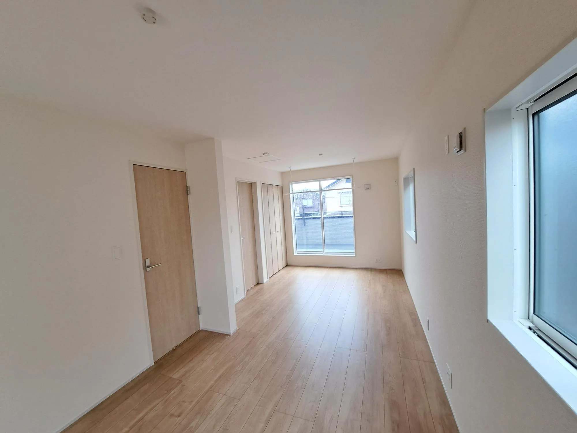 フローリングは2つのガード機能で凹みや傷に強く、お手入れも簡単☆ワックスによる艶出しや保護も必要ない、お財布に優しい材質を選択しています♪