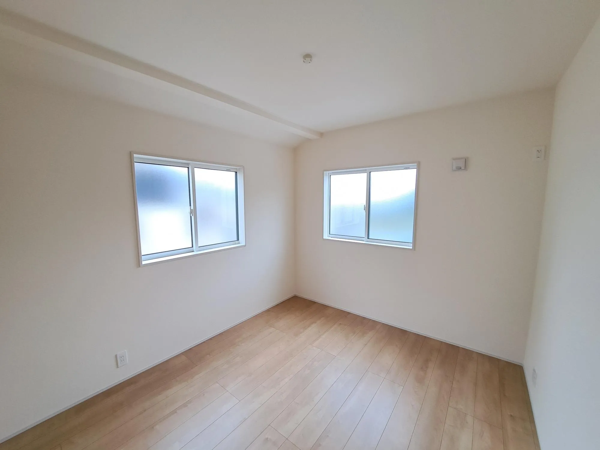 北側の洋室は、お隣りさんとの間隔が十分になるため、窮屈な印象はなく、日当たり、風通しのどちらも良好です♪