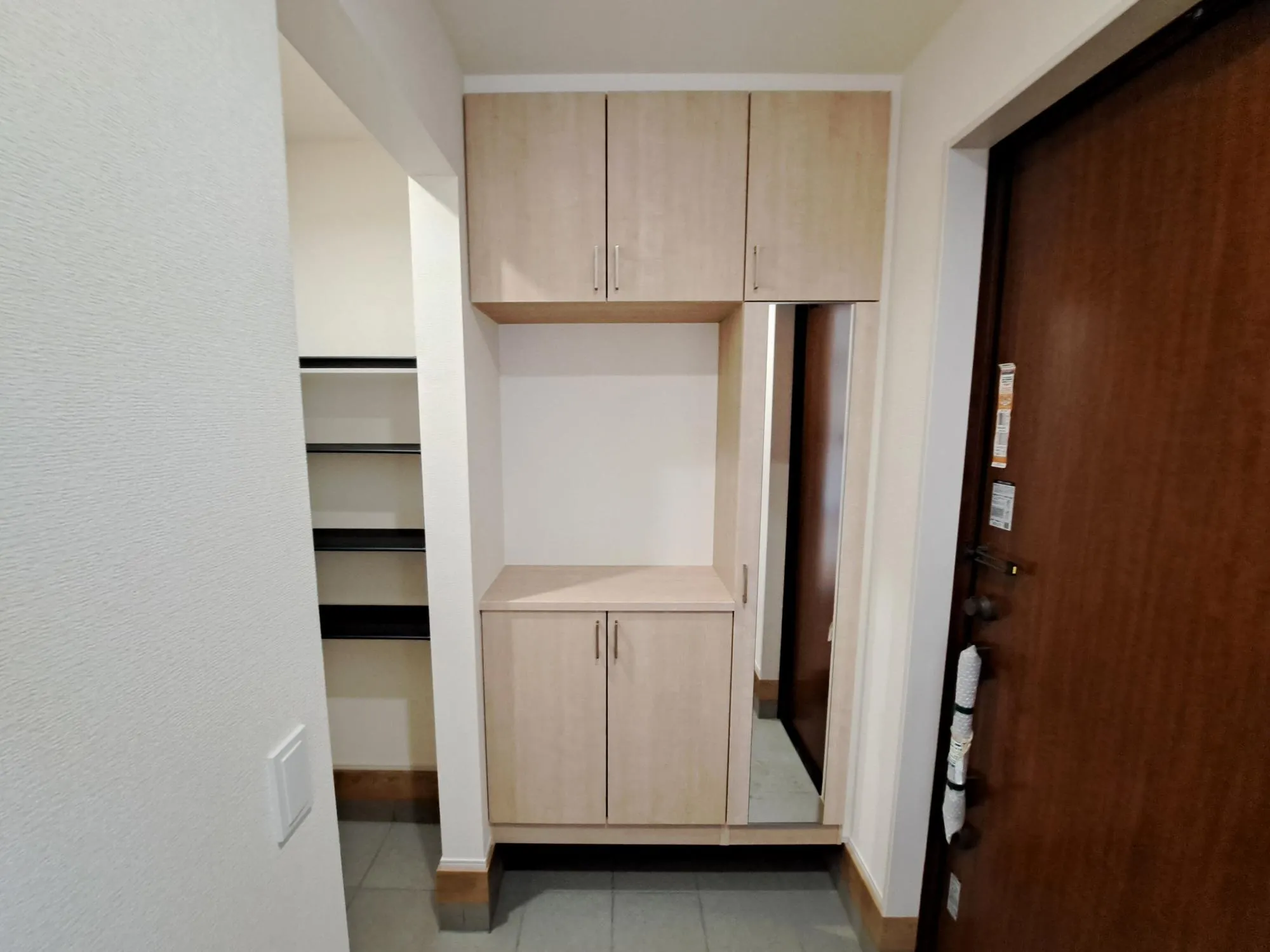 姿見付きの下駄箱で、お家を出る前に今日のコーディネートの最終チェックをすることができます♪