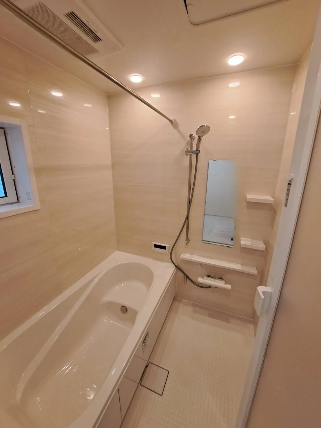 一日の疲れをゆっくり癒せる、落ち着いた雰囲気のバスルームです!
