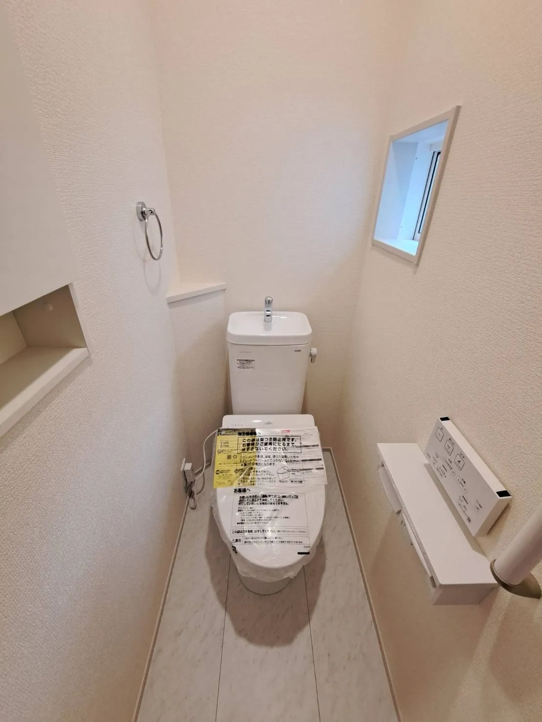 カウンター付きのトイレで、すっきりとした空間を保てます!