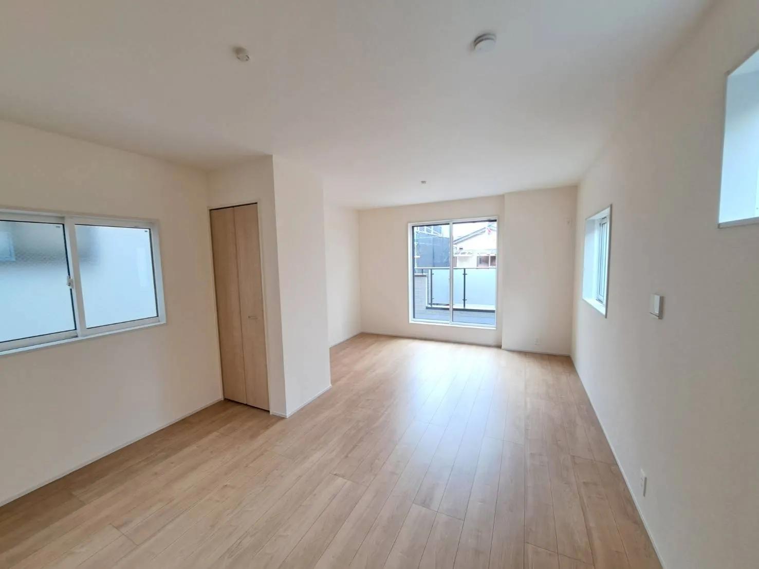 足元から優しく温めてくれる床暖房付きで、寒い季節も快適に過ごせます!