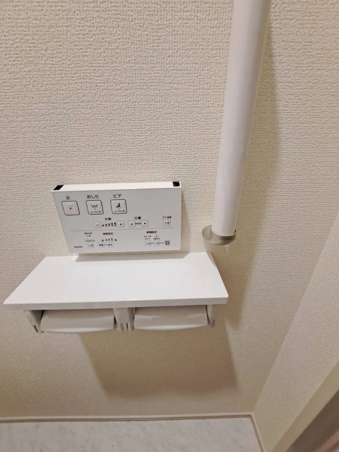 ウォシュレット機能付きのトイレ。手すり、窓と清潔で使いやすいトイレになってます。
