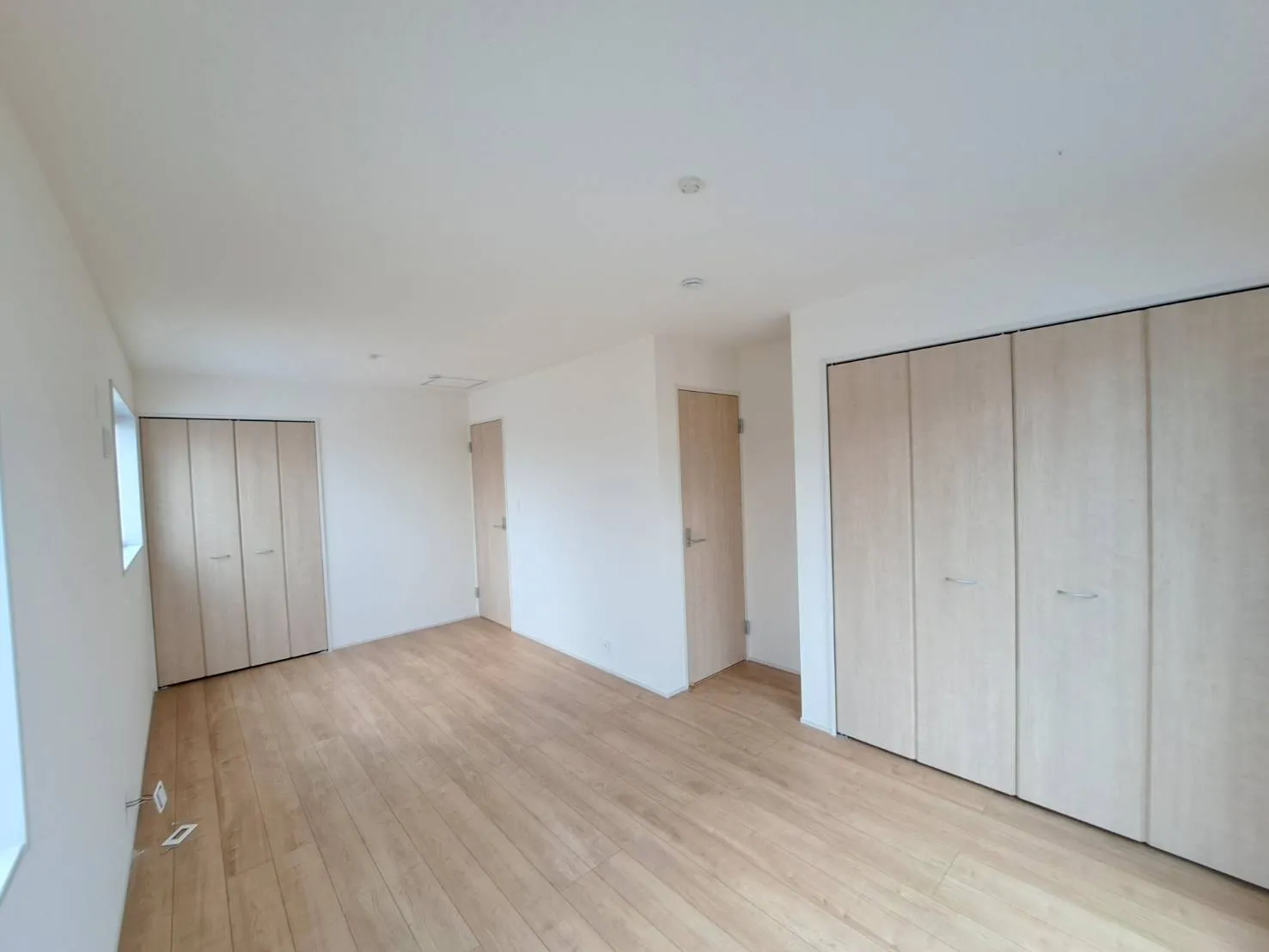 フローリングは2つのガード機能で凹みや傷に強く、お手入れも簡単☆ワックスによる艶出しや保護も必要ない、お財布に優しい材質を選択しています♪		
