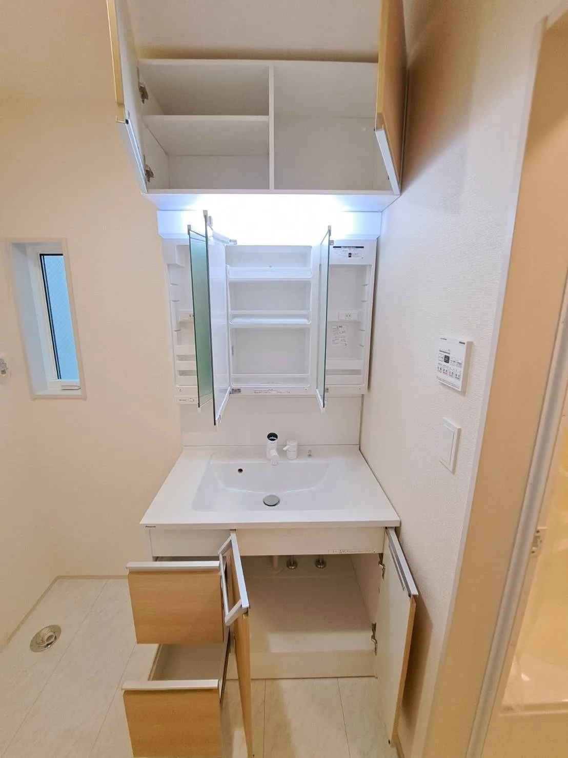 女性にはうれしい3面鏡化粧台。鏡の裏が収納になっている機能的なタイプです
