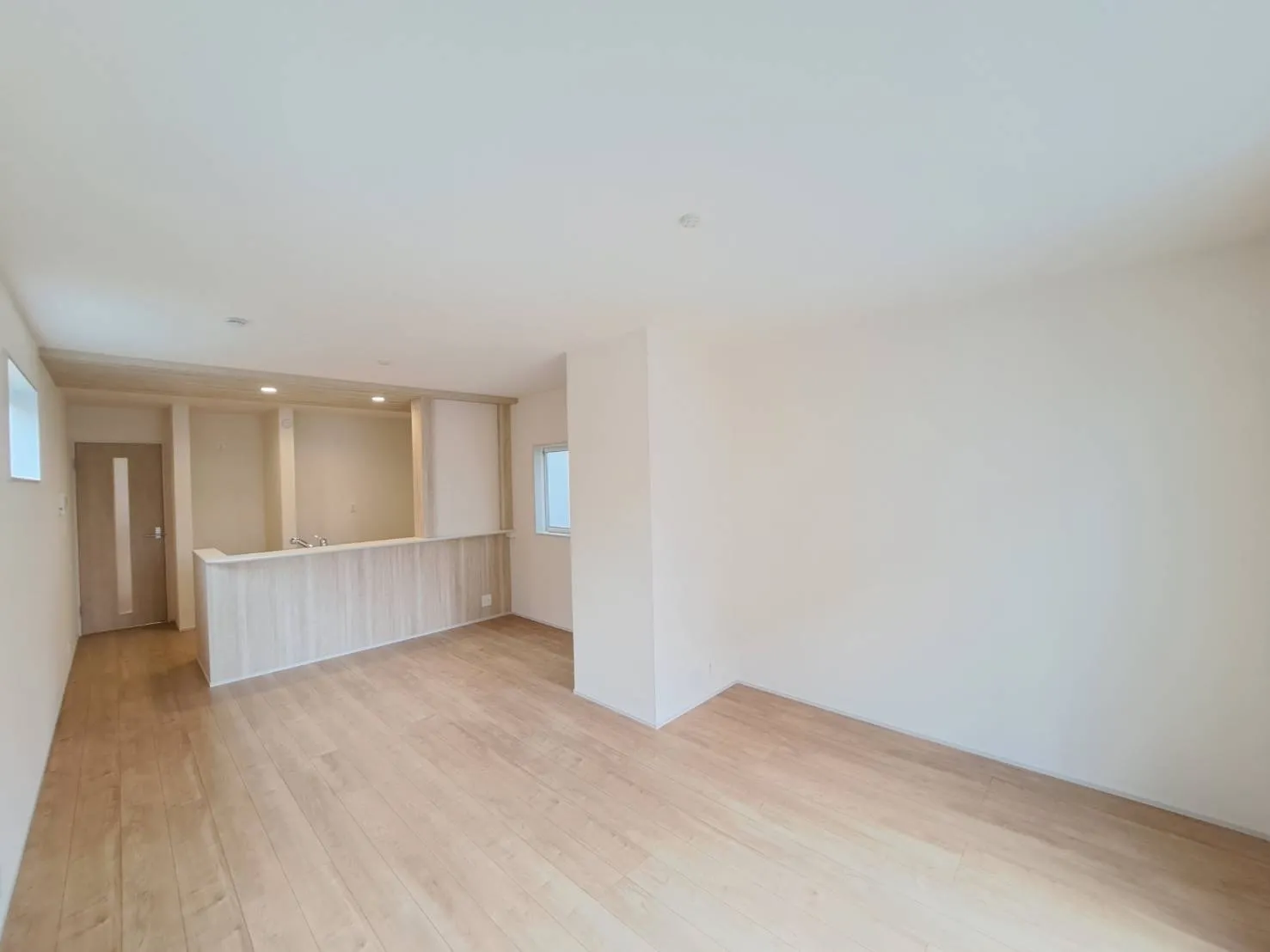 会話はずむ対面キッチン!ダイニングスペースを広めに設けたので5脚や6脚のダイニングテーブルも置けそうです!			
