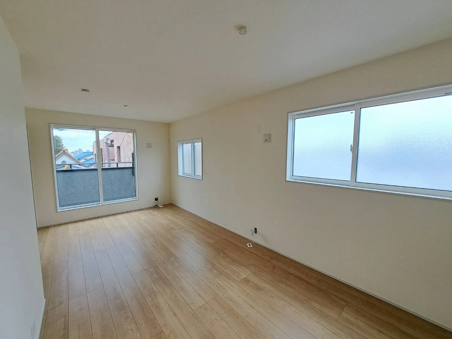 主寝室には窓もたっぷりとつけ、明るいお部屋になりました☆家族の成長に合わせて、分割も出来るようになってます♪(別途工事費用がかかります)		
