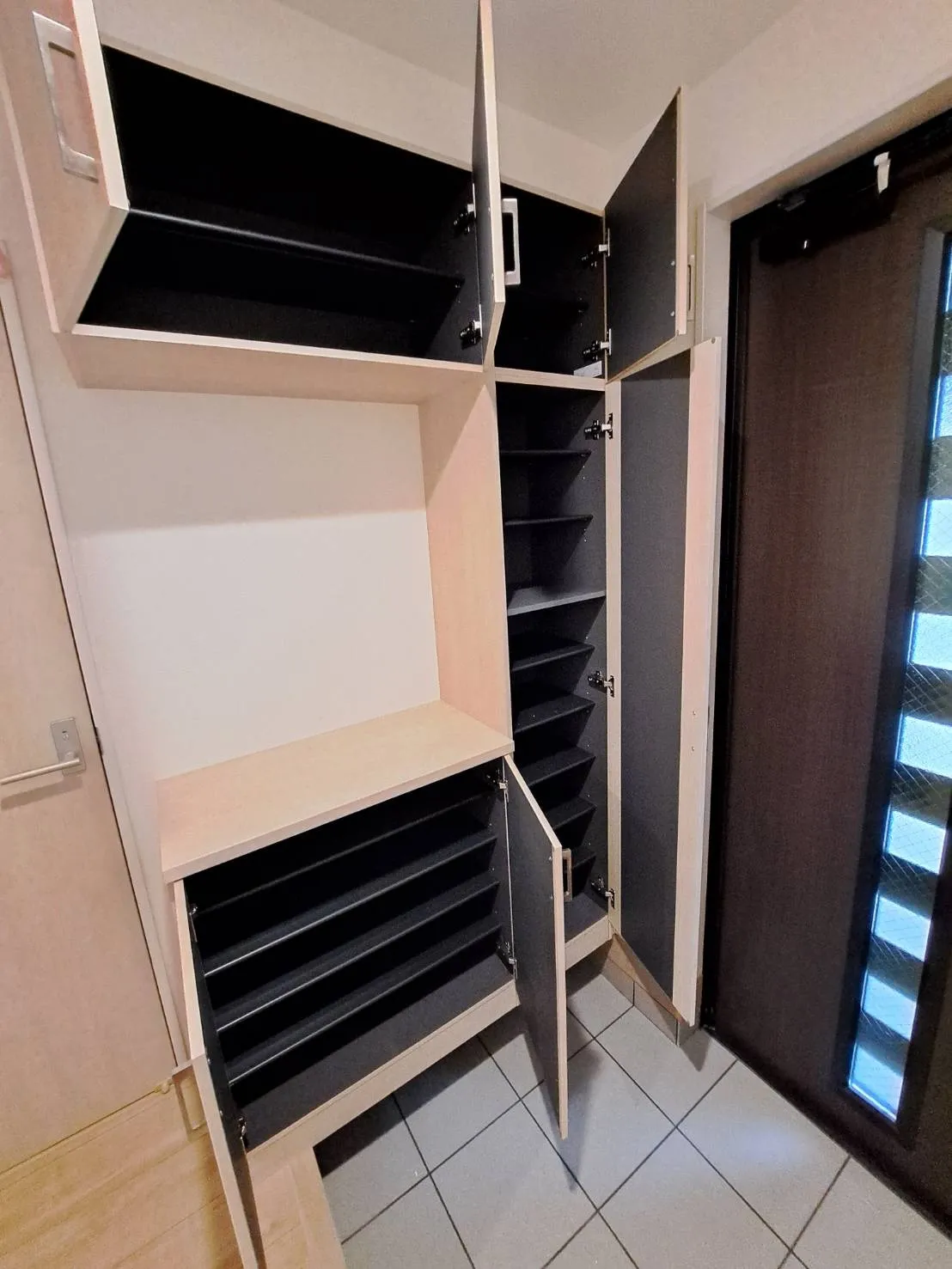 収納力のある下駄箱付きで、玄関まわりもすっきり整理できます!					
