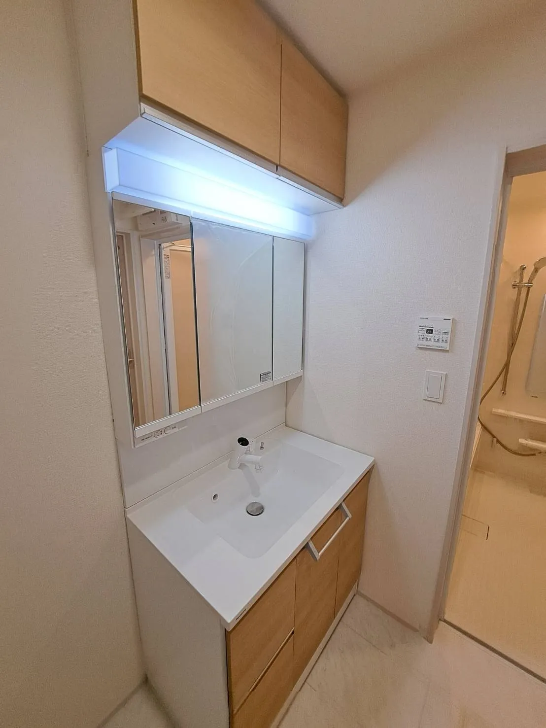 3面鏡仕様の洗面台です!鏡の裏には、歯ブラシ等を収納できるスペースがございます!!
