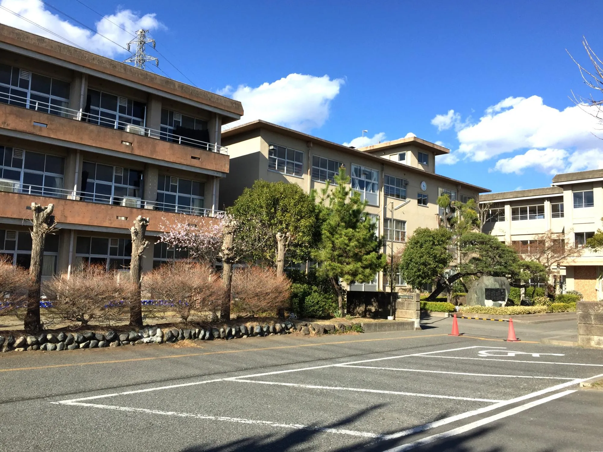 新高尾小学校