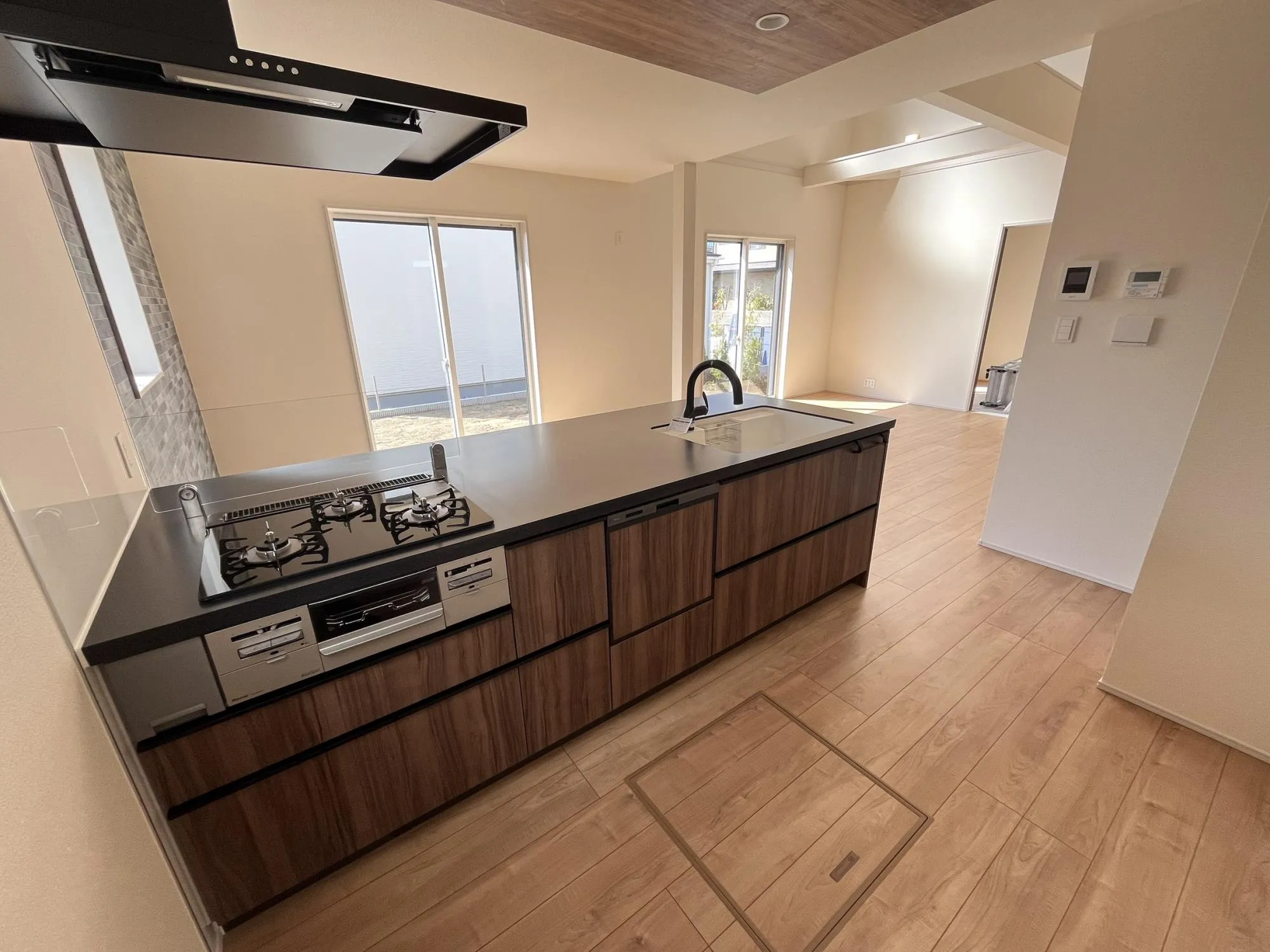 開放感あふれるペニンシュラキッチンは、毎日の料理が楽しくなるおしゃれな空間。
エレガントなデザインが、日常にさりげない上質感をプラスします。
