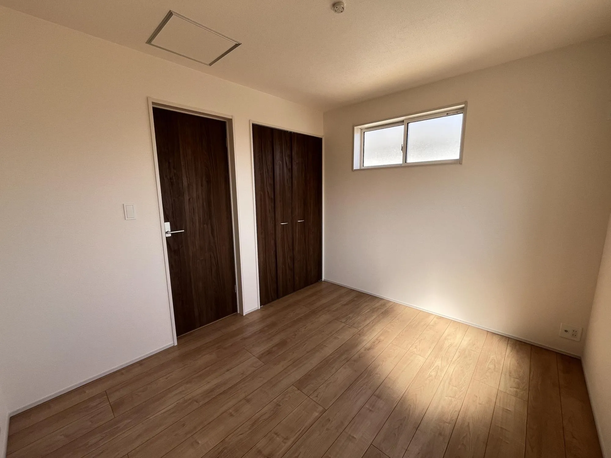 明るい洋室は、寝室や書斎、趣味スペースなど多彩に活用可能。家族の暮らしに合わせた自由な使い方ができます。
