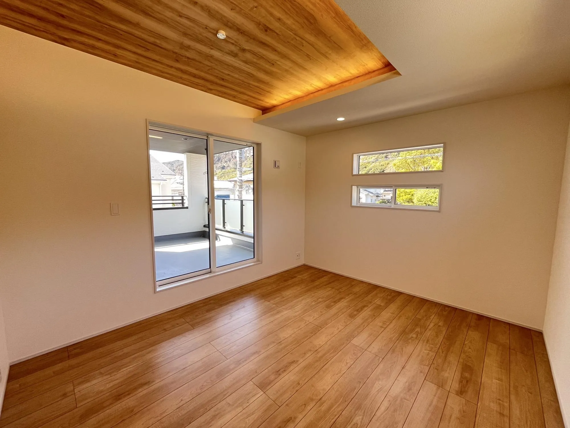 柔らかな間接照明がくつろぎの雰囲気を演出する主寝室。
