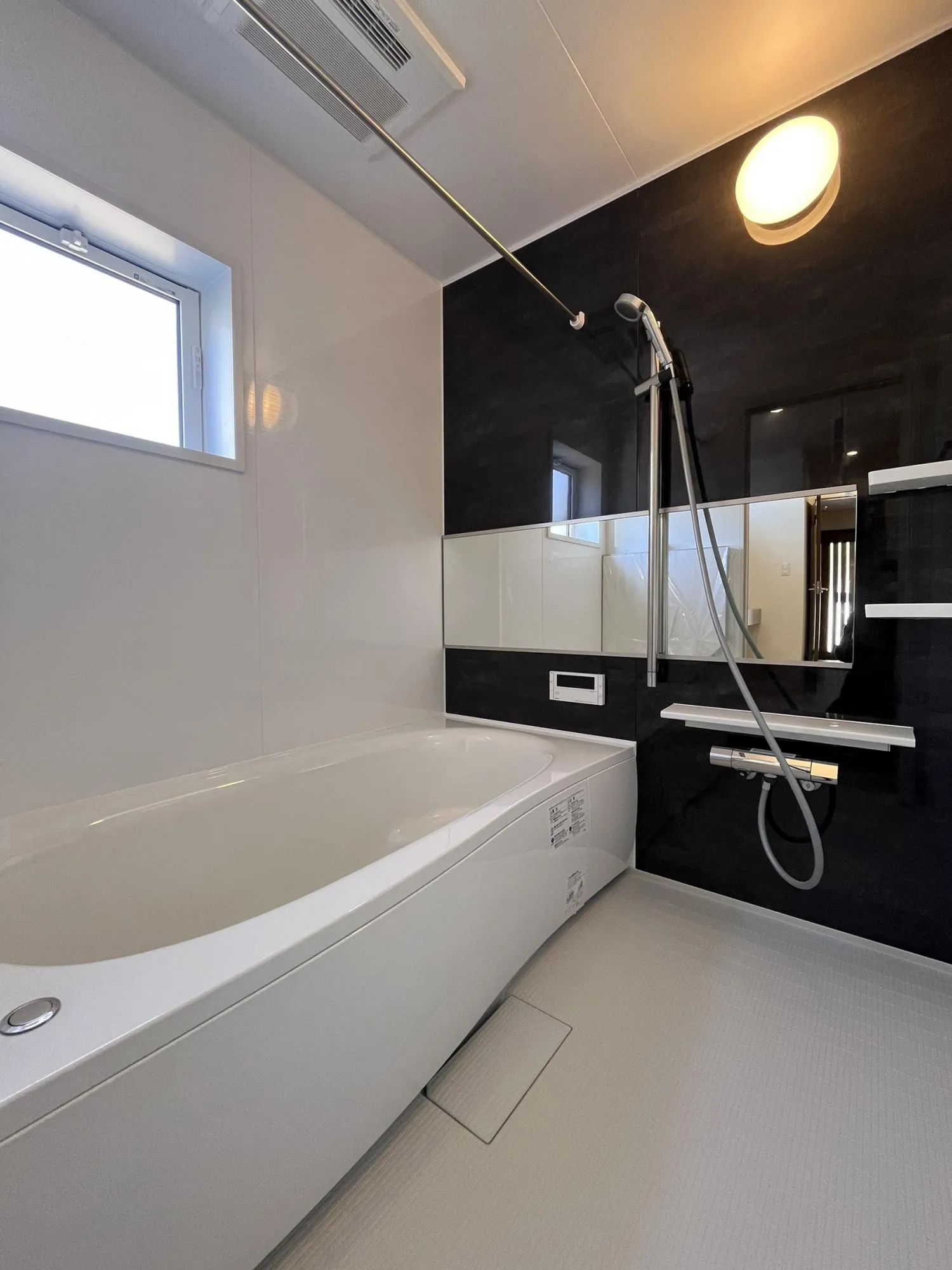 浴室は横長ミラー&スライドバーを標準装備
