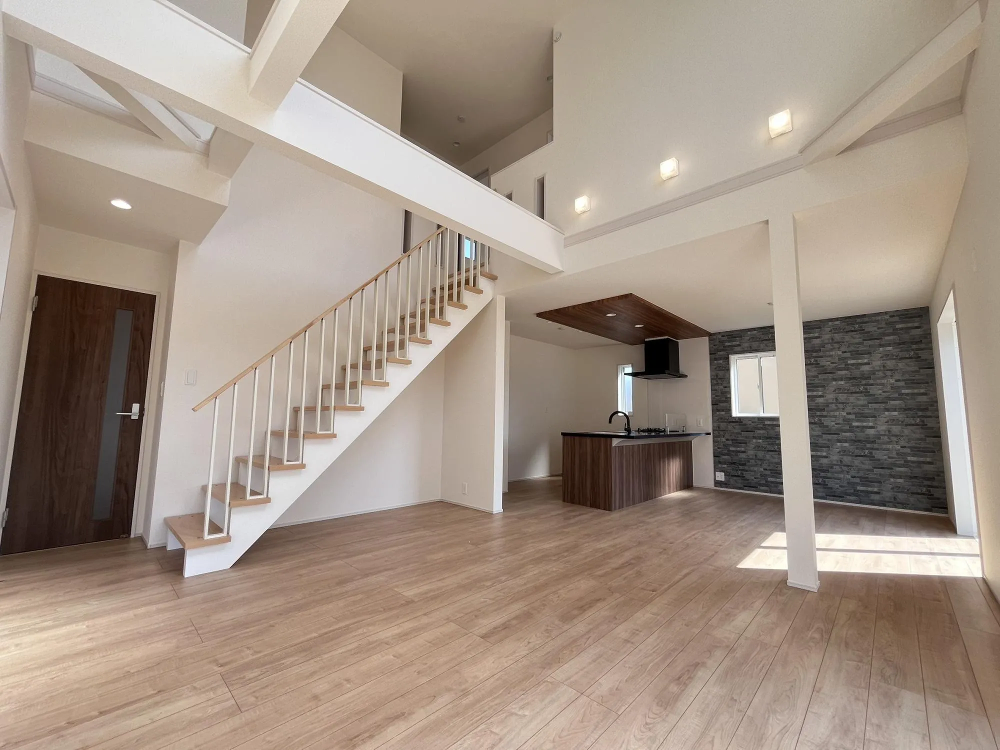 20帖以上の広々リビングは吹き抜けもあり、たっぷりと自然光が差し込み、家族が集う憩いの場として心地よくお過ごしいただけます。
