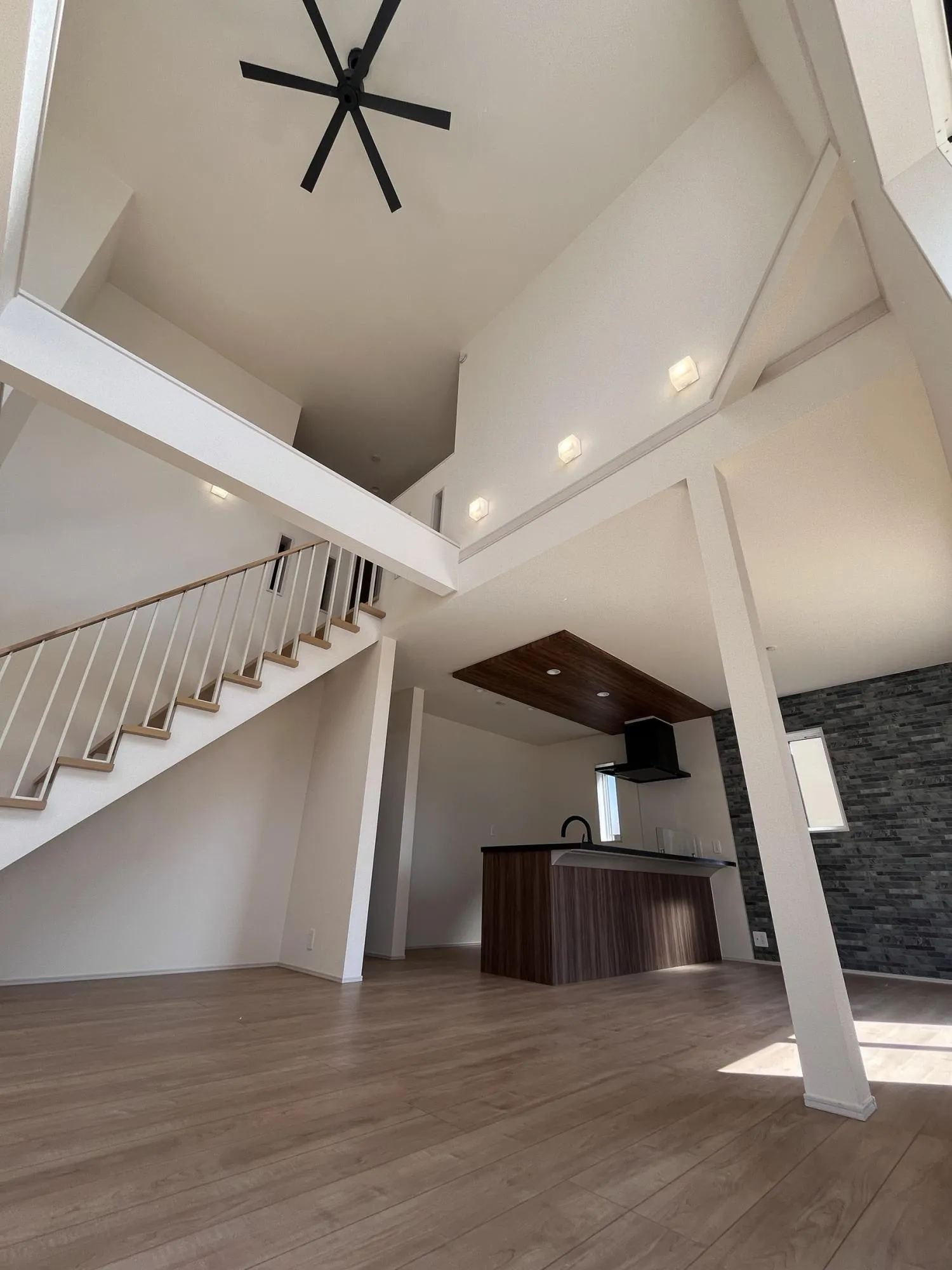 リビングの吹き抜けは、写真以上の開放感を体感いただけます。
さらにデザイン階段が空間のアクセントとなり、まるで注文住宅のような上質な仕上がりです。