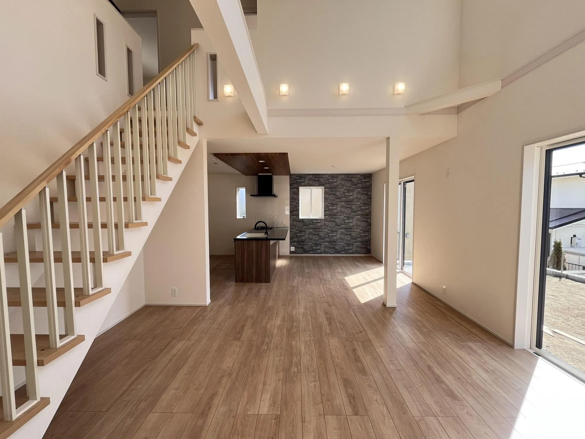 広々としたリビングは、家族の時間をもっと楽しく、もっと快適に。吹抜けのある明るい空間で、くつろぎのひとときを。