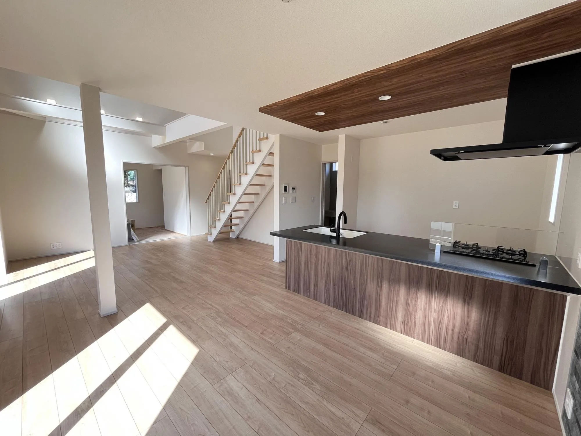 大きな吹抜けとたっぷりの陽光が広がるリビング。家族が集まり、会話が弾む開放的な空間です。