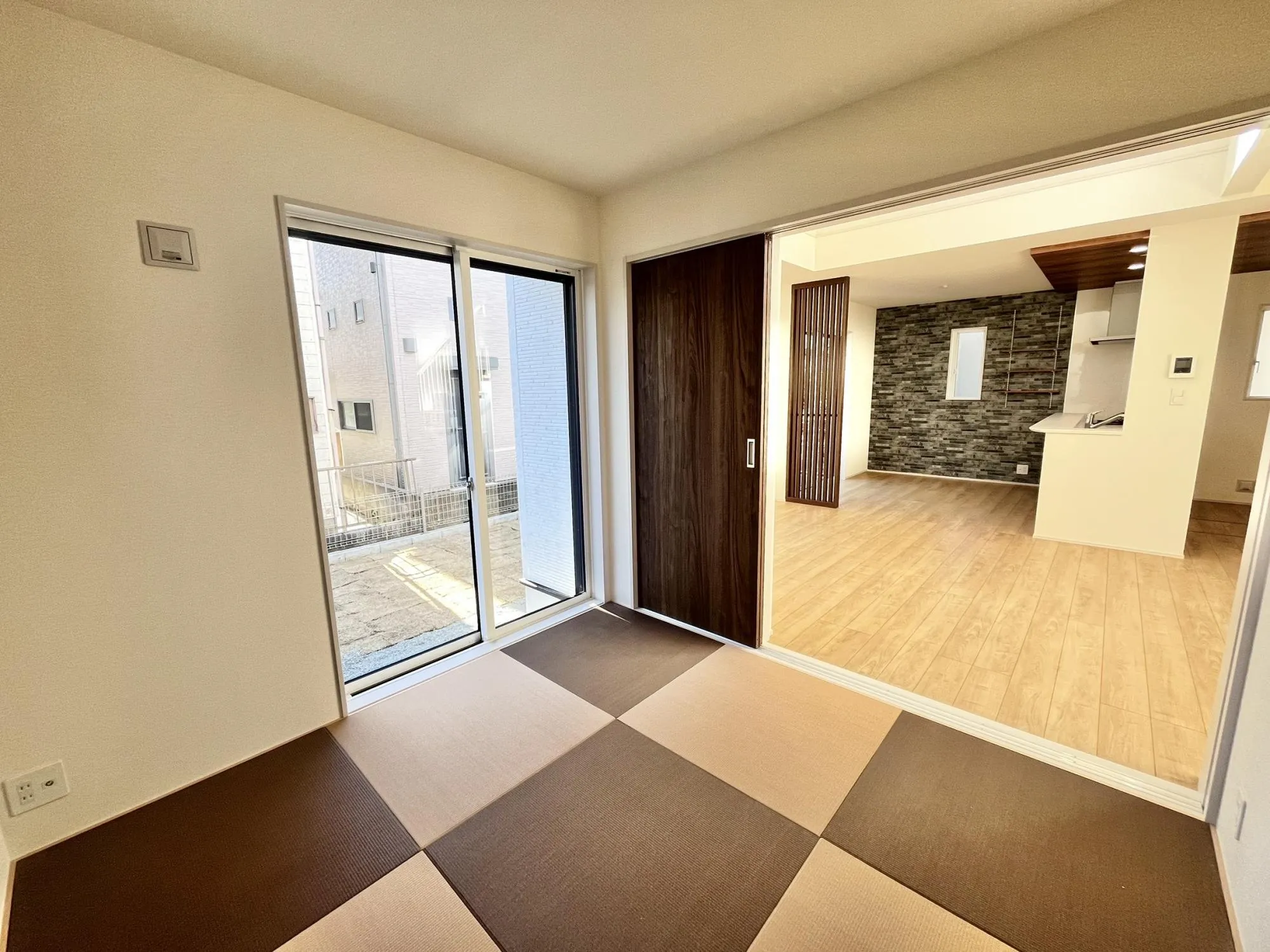 リビングと続き間の和室は、家族の憩いの場にぴったり。お子様の遊び場や来客時の客間としても活躍します。