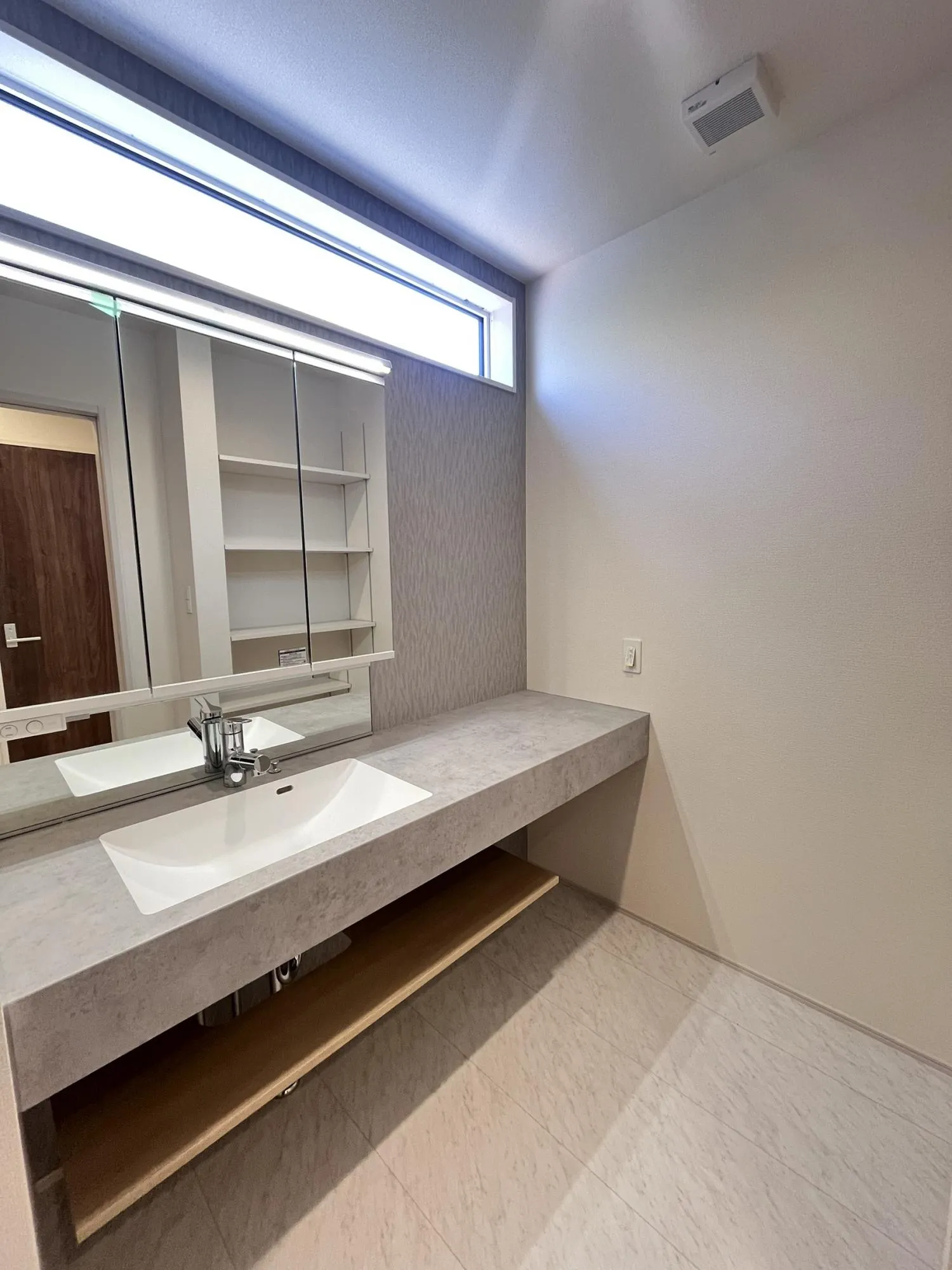 ワイド仕様でオシャレ&便利なスマートサニタリー
