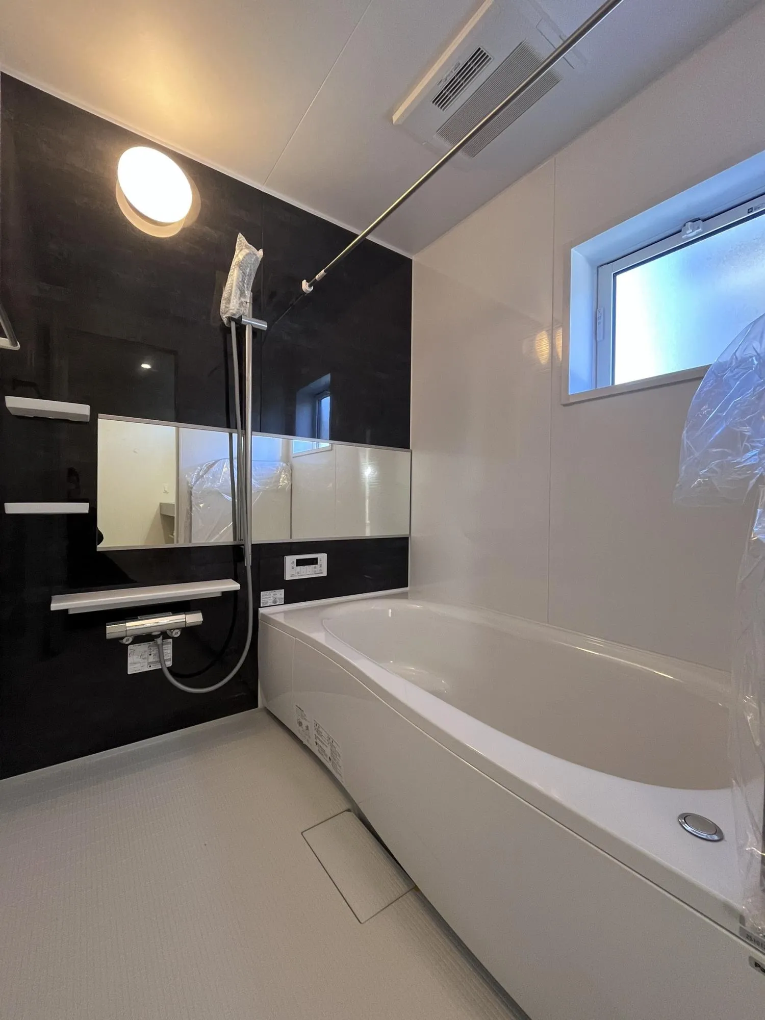 浴室は横長ミラー&スライドバーを標準装備
