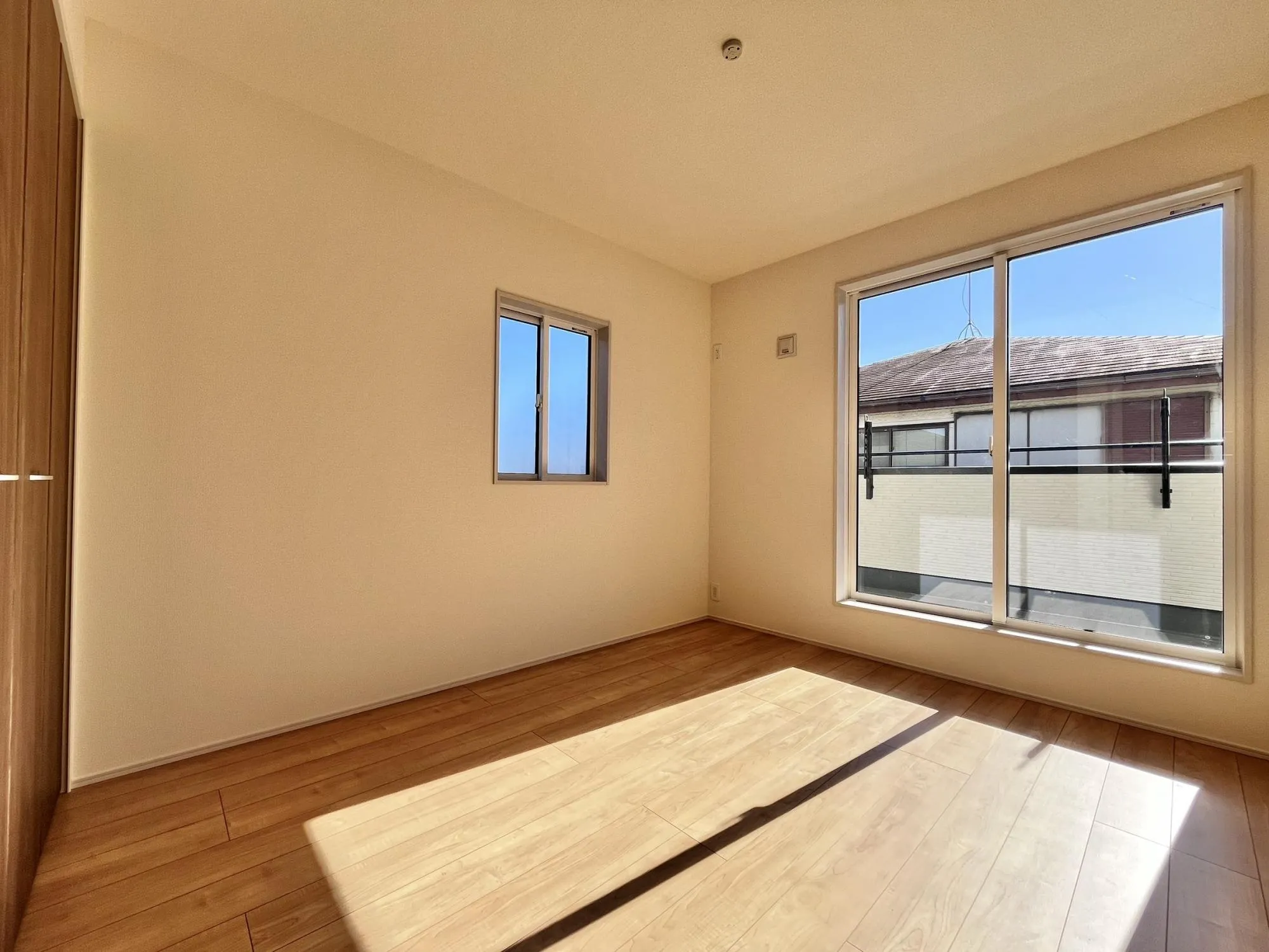 明るい洋室は、寝室や書斎、趣味スペースなど多彩に活用可能。家族の暮らしに合わせた自由な使い方ができます。