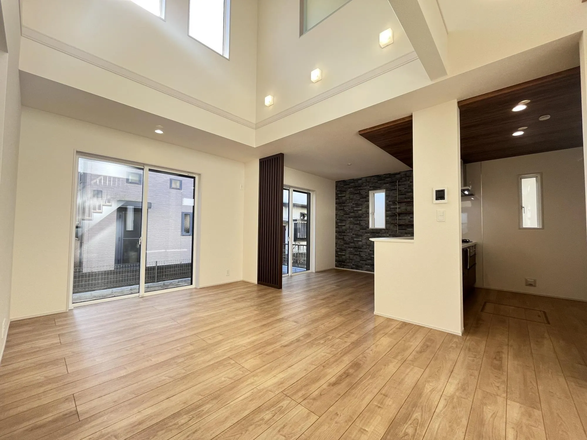 20帖の広々リビングは吹き抜けもあり、たっぷりと自然光が差し込み、家族が集う憩いの場として心地よくお過ごしいただけます。