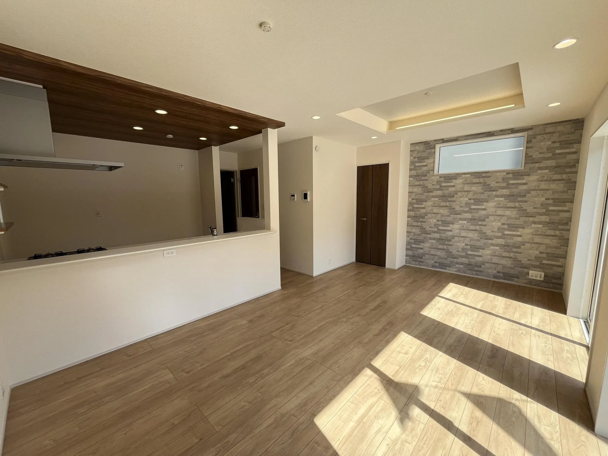 【1号棟】大きな窓から差し込む陽光が、リビング全体を明るく照らします。広々とした空間で、家族の会話も弾む毎日を。