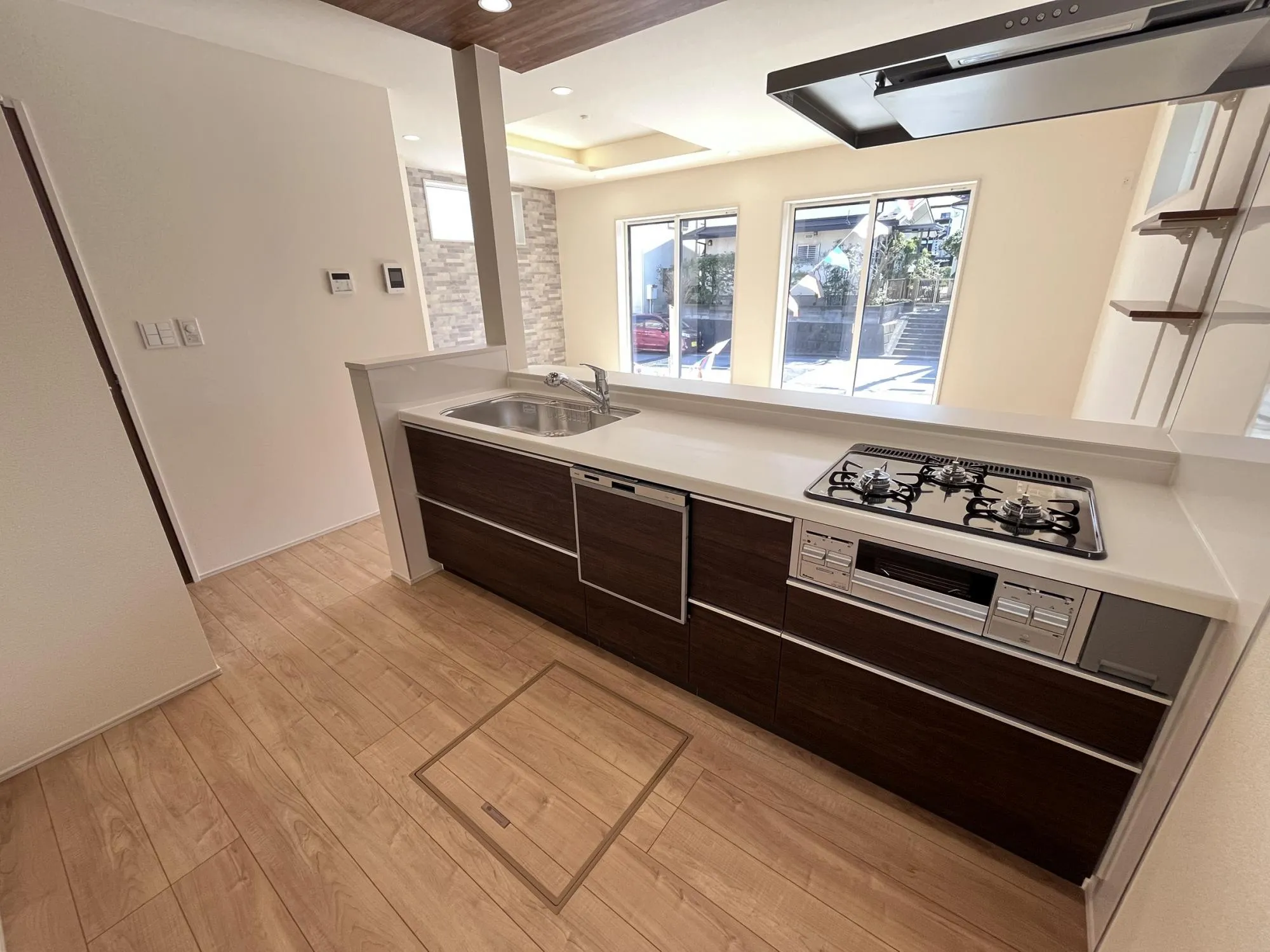 【1号棟】機能性とデザイン性を兼ね備えたシステムキッチン。
料理をする時間が、心地よいひとときに変わります。
