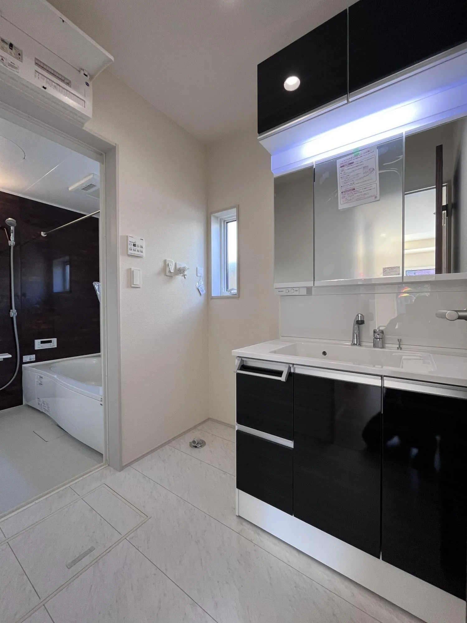 【1号棟】吊戸棚付きの洗面台は、多くなりがちな小物もしっかり収納できます。