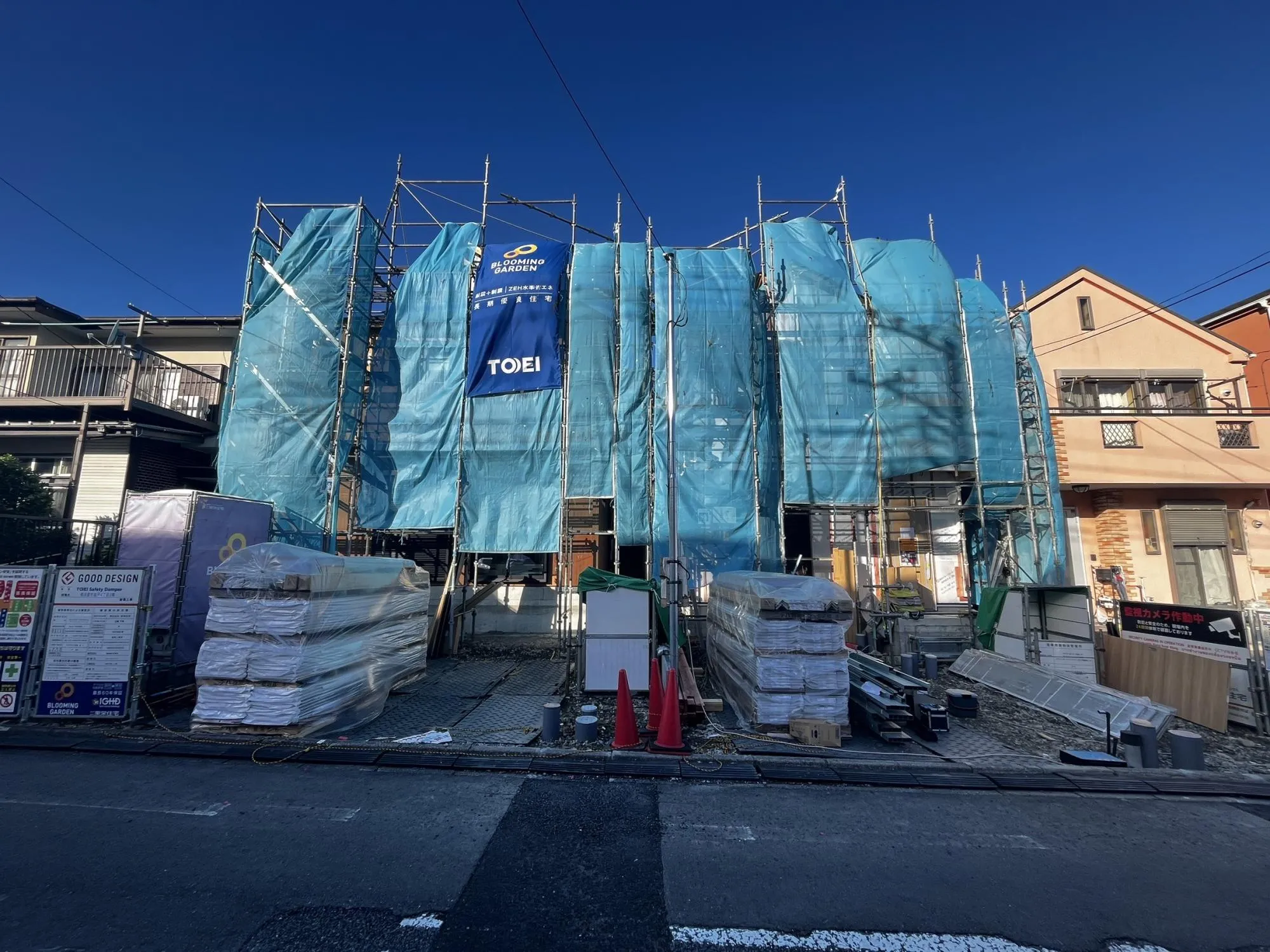 南道路に面し、日当たり良好!明るく開放的な住まいで、毎日が心地よい空間に。カースペース3台分完備で、ご家族や来客にも便利です