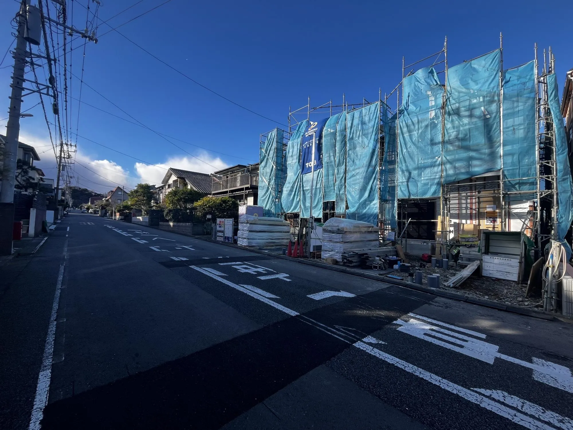 前面道路はゆとりのある幅員8m!
車の出し入れもスムーズで、駐車が苦手な方にも安心です。