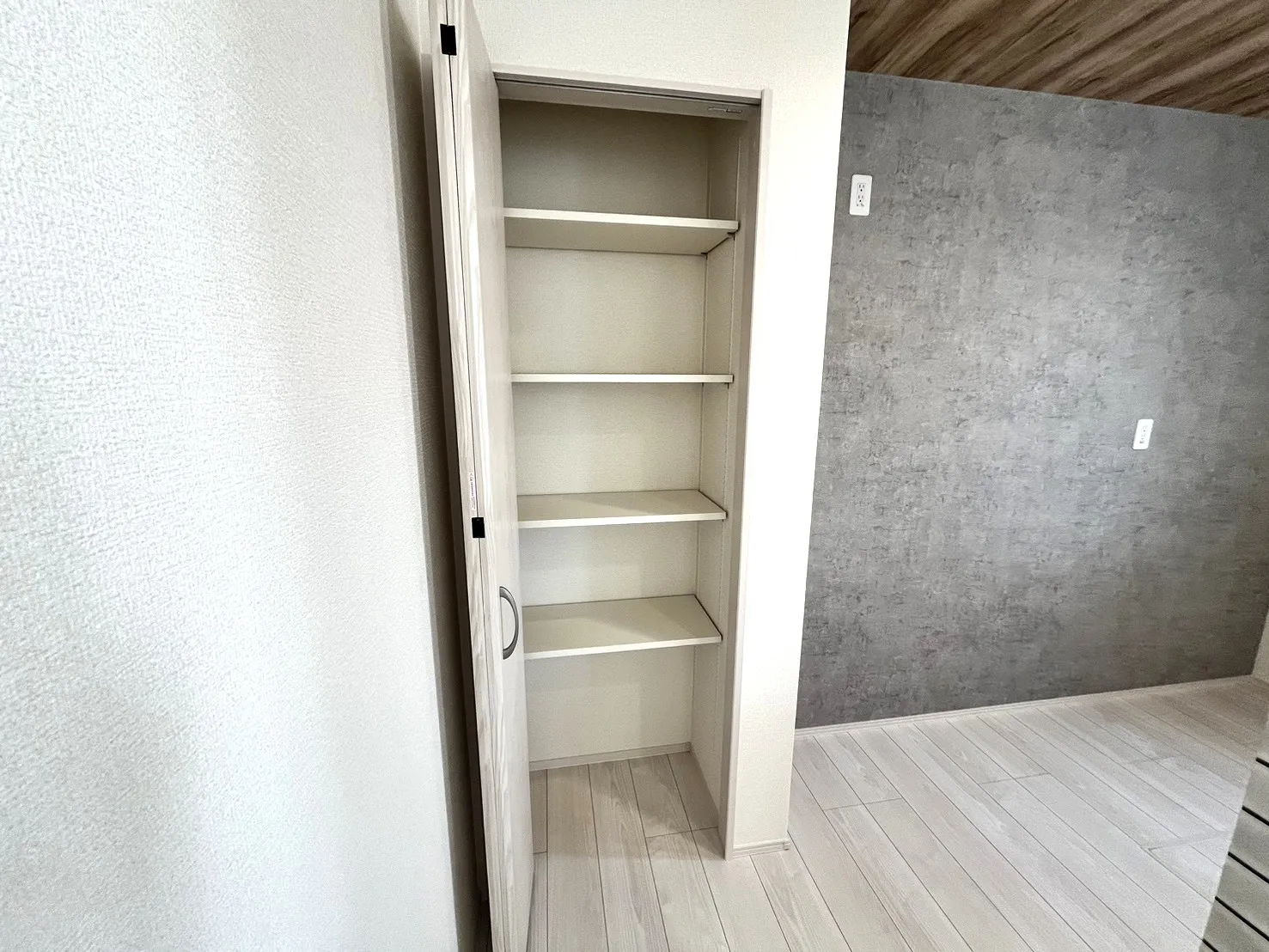 ☆2号棟　キッチン横収納☆